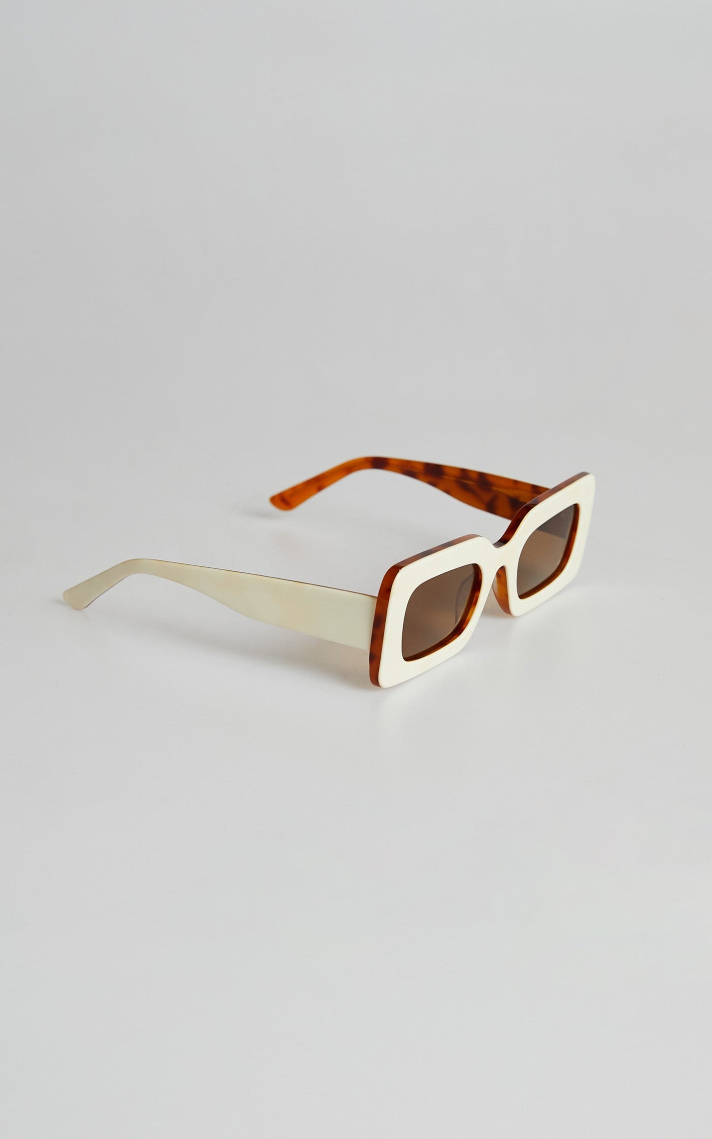 Banbe Eyewear - The Jones Sunglasses in Ivory/Maple Tort-Brown