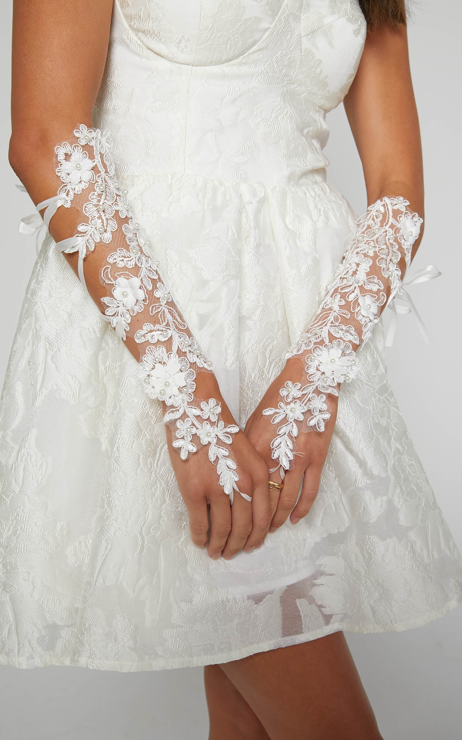 Chalonna Gloves in White
