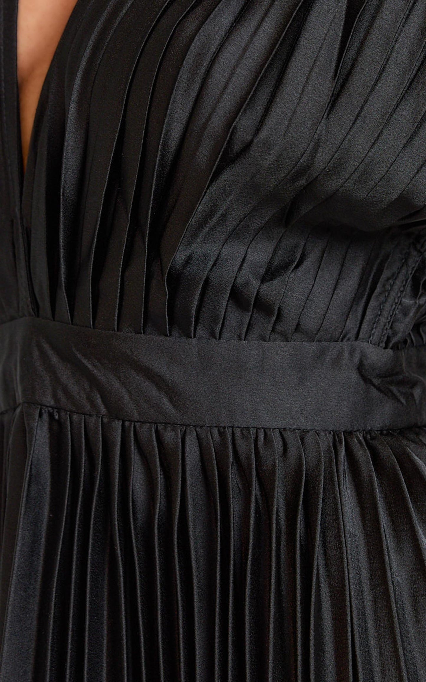 Della Midi Dress - Plunge Neck Short Sleeve Pleated Dress in Black