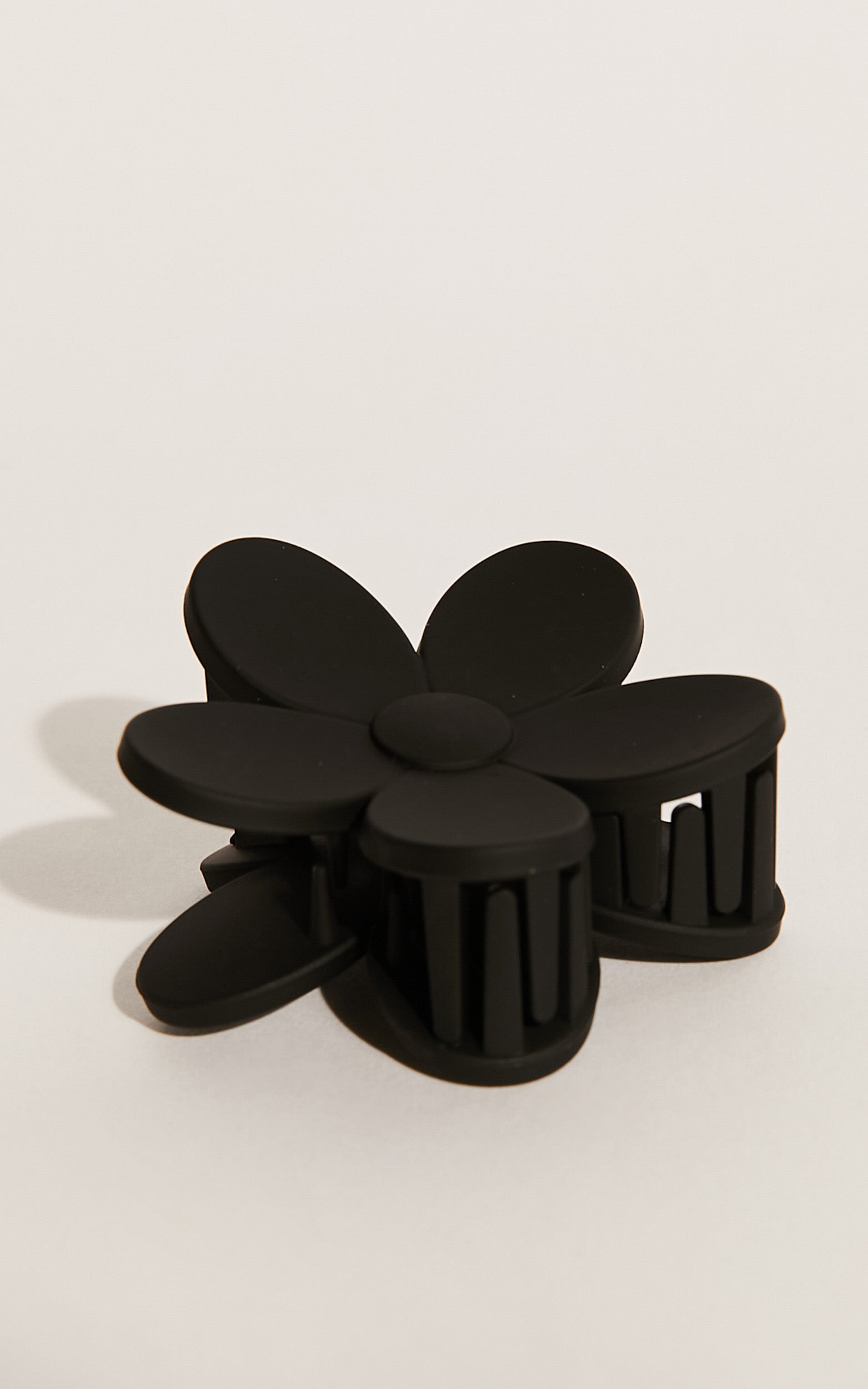 Dosia Flower Hair Clip in Black