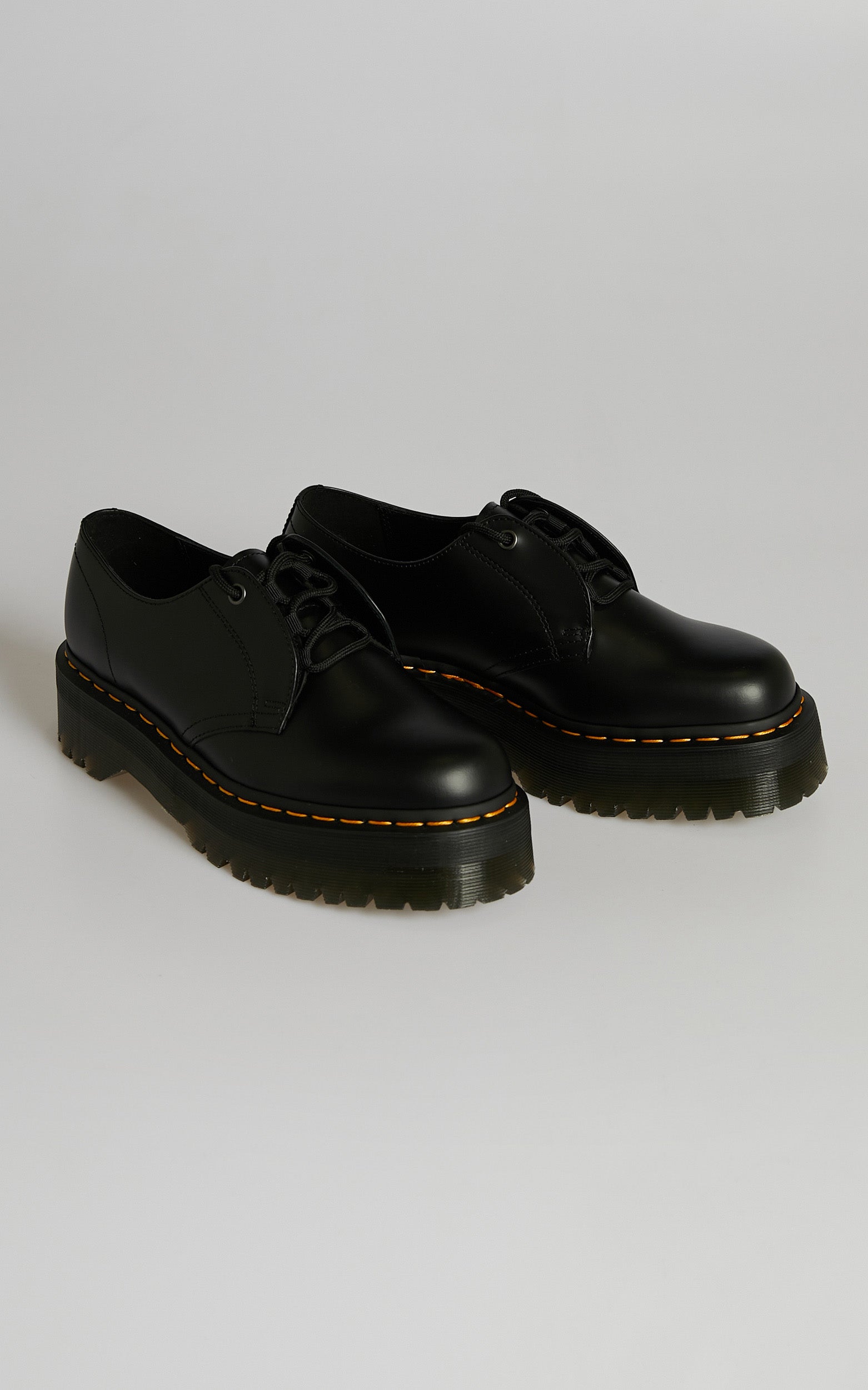 Dr. Martens - JARRICK LO 3 TIE SHOE in Black Smooth