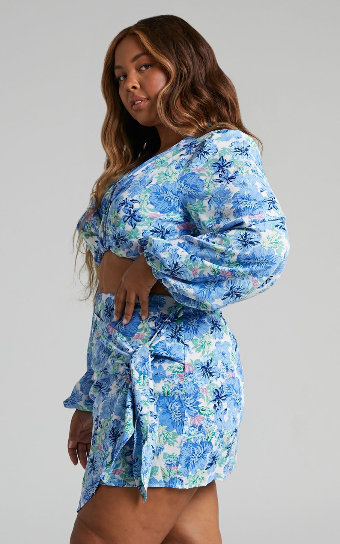 Geneve Printed Plunge Crop Top in Geneve Blue Floral