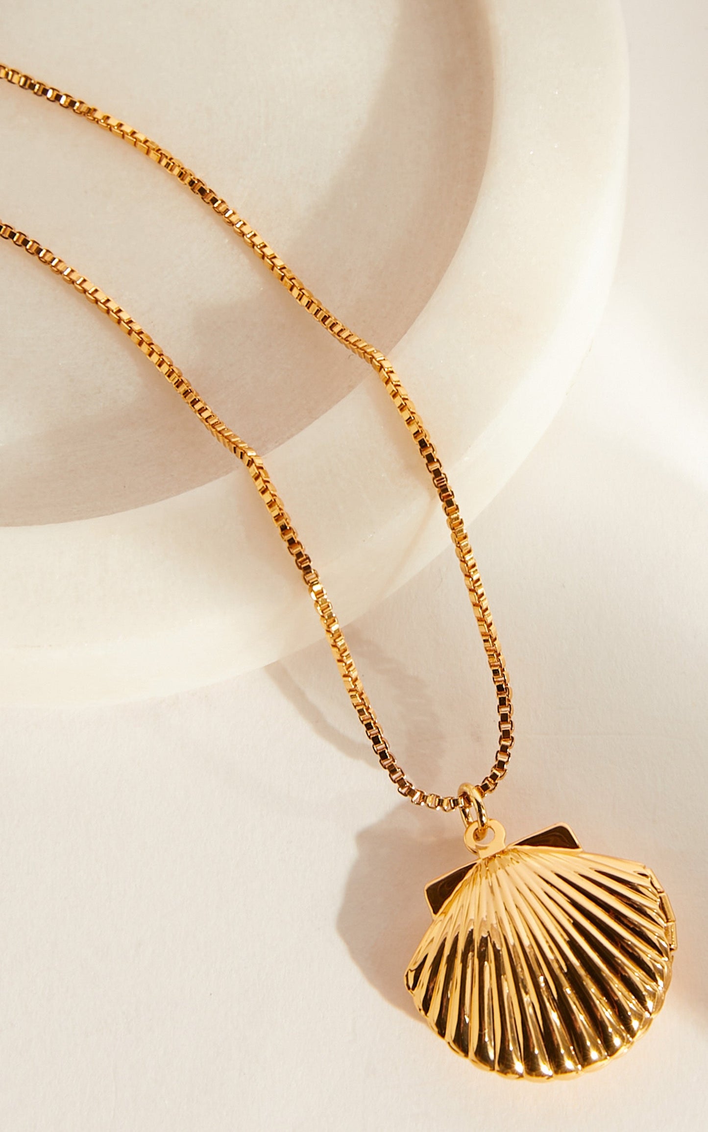 Kaya Shell Necklace in Gold