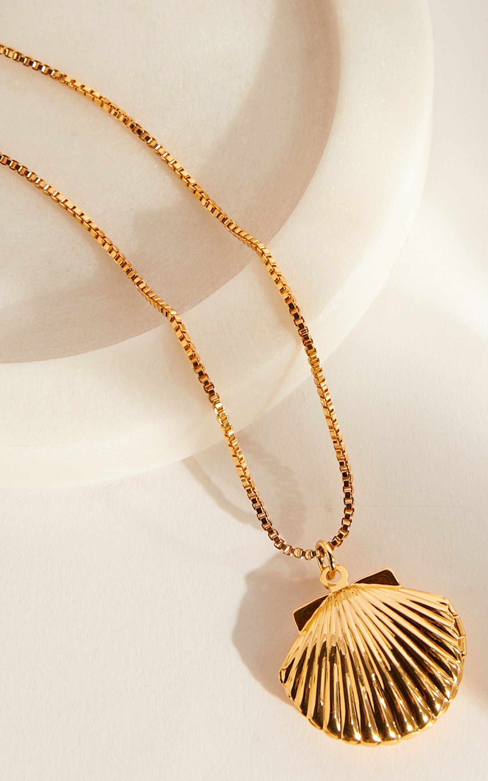 Kaya Shell Necklace in Gold