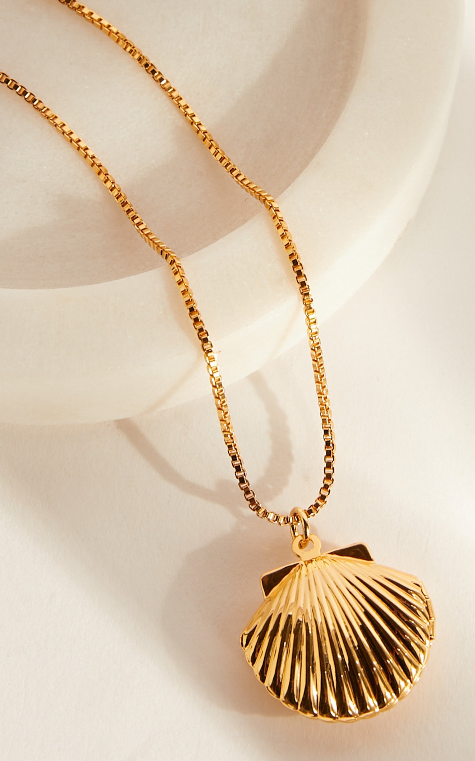 Kaya Shell Necklace in Gold
