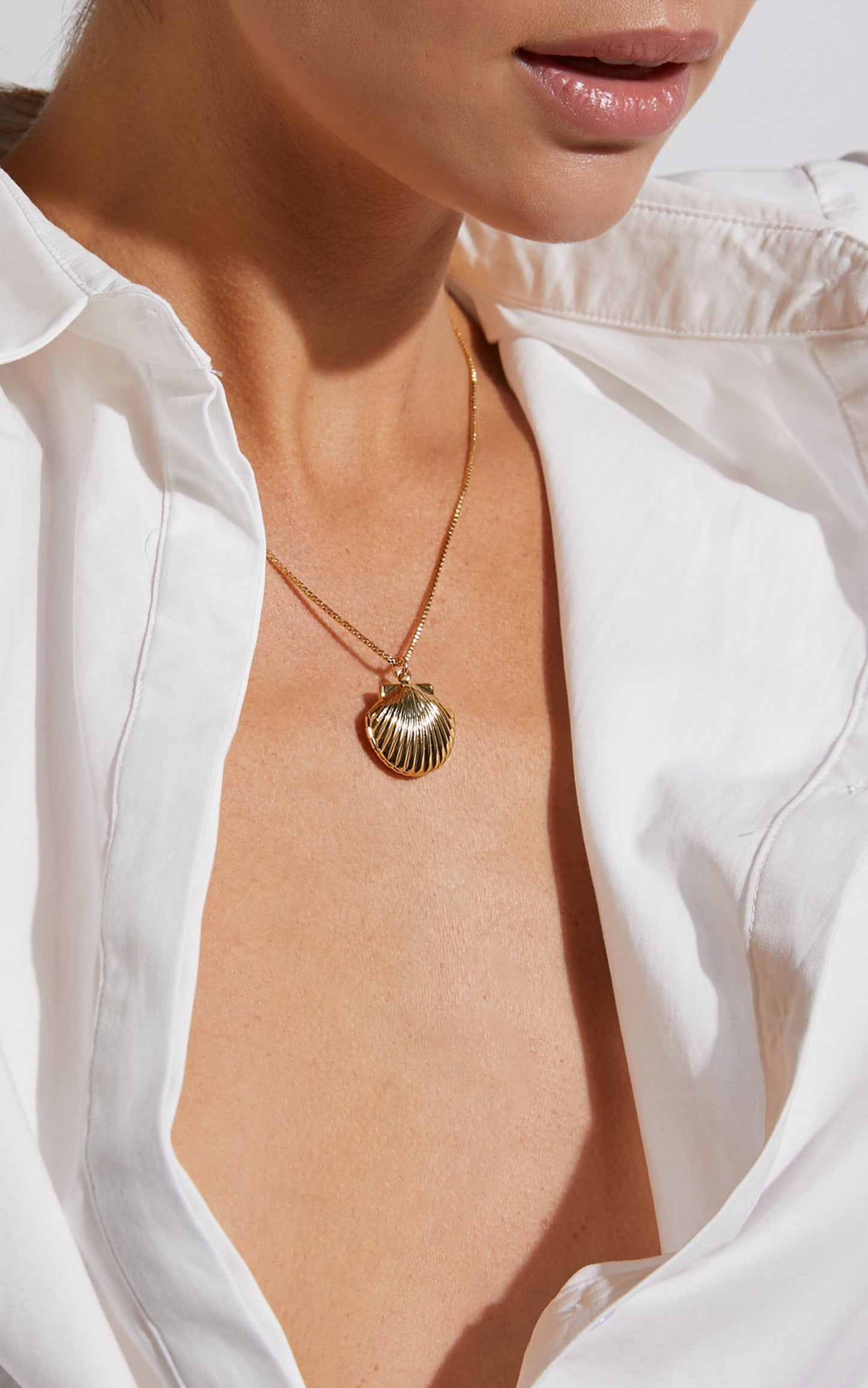 Kaya Shell Necklace in Gold