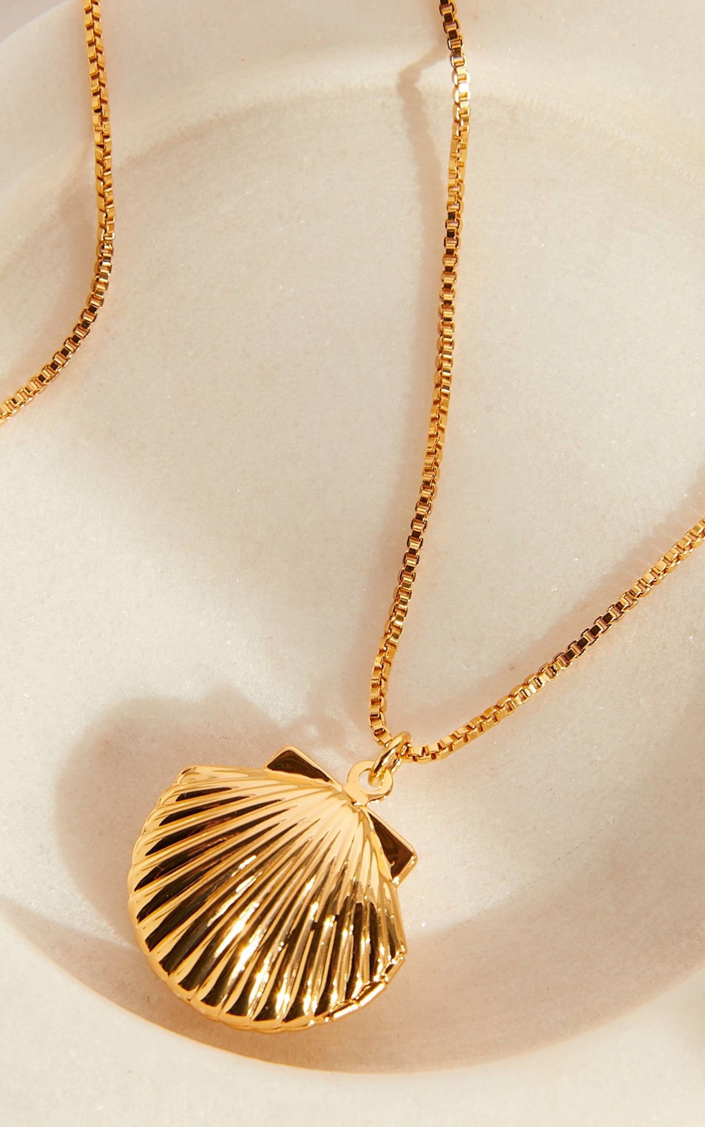Kaya Shell Necklace in Gold