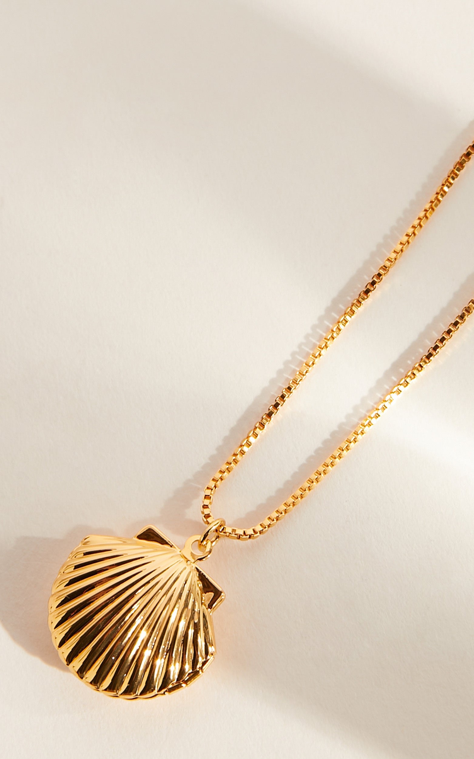 Kaya Shell Necklace in Gold
