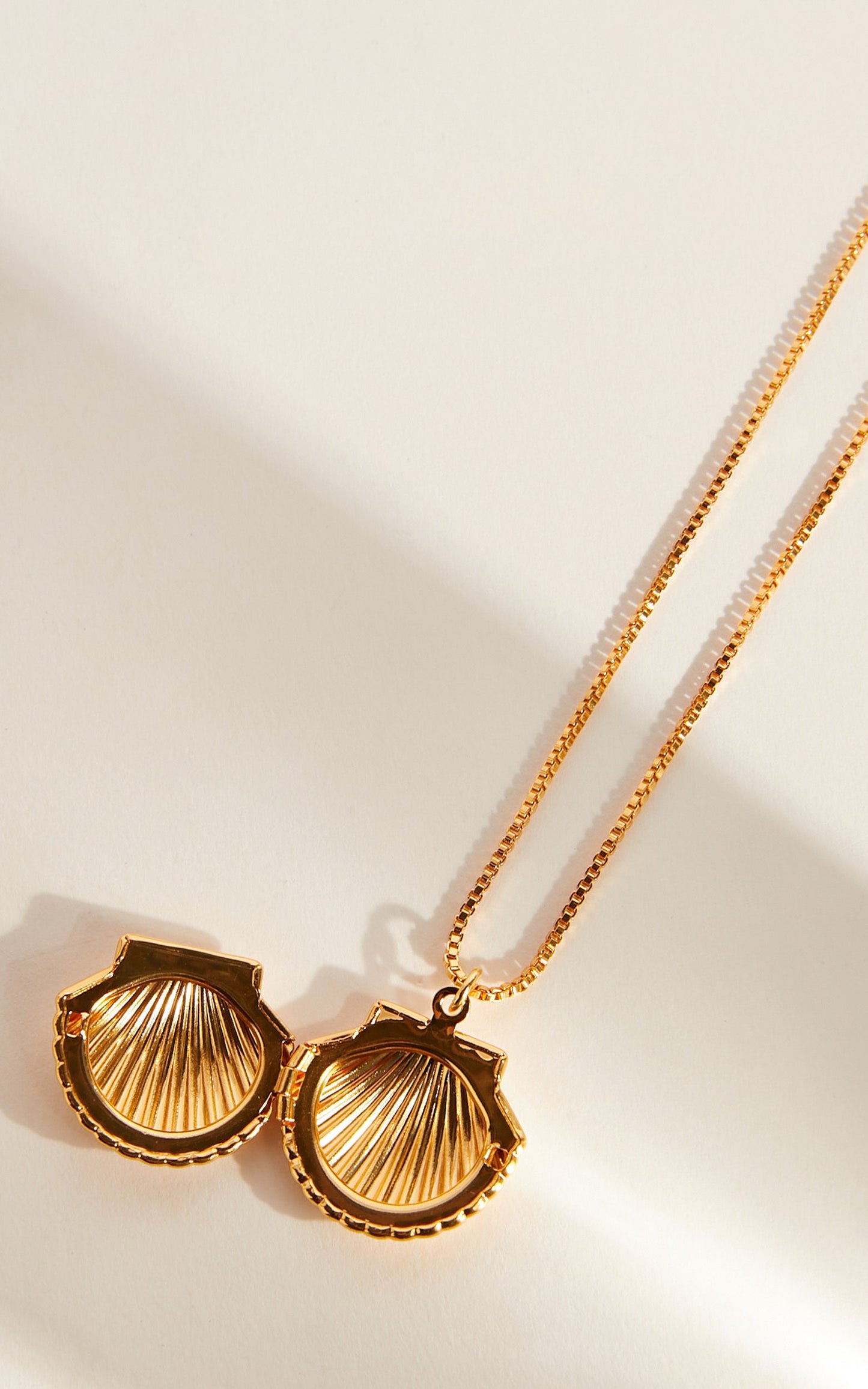Kaya Shell Necklace in Gold
