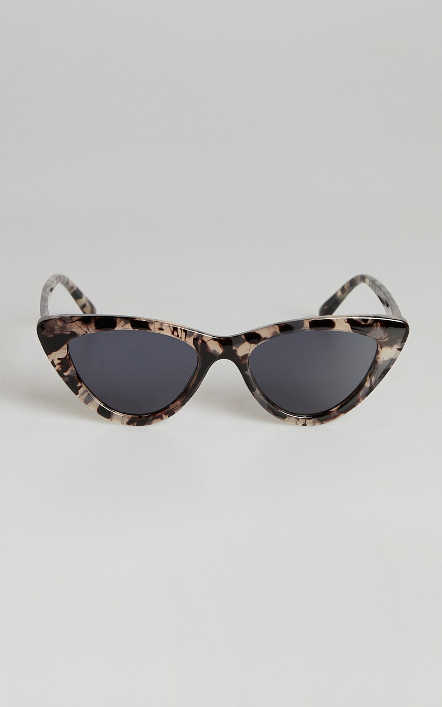 Kayleen Cat Eye Sunglasses in Leopard Grey