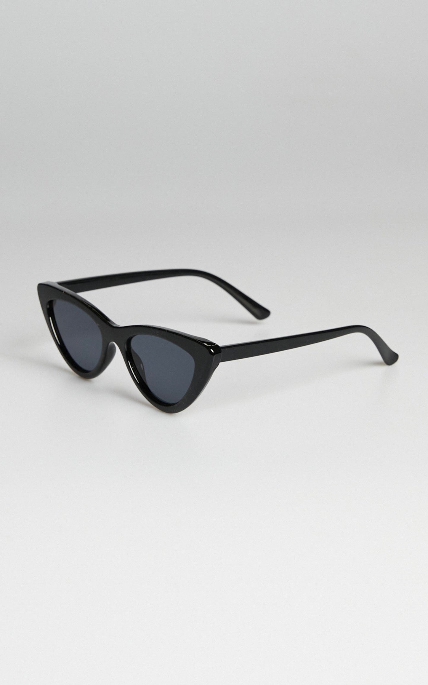 Kayleen Cat Eye Sunglasses in Black