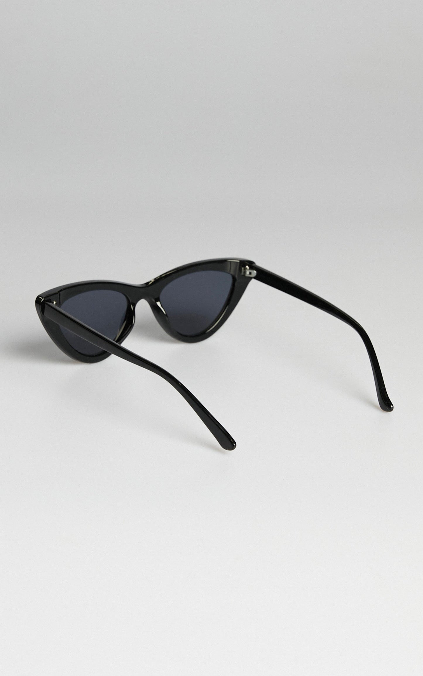 Kayleen Cat Eye Sunglasses in Black