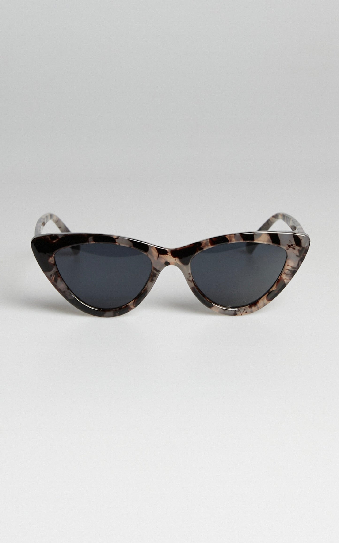 Kayleen Cat Eye Sunglasses in Tortoiseshell