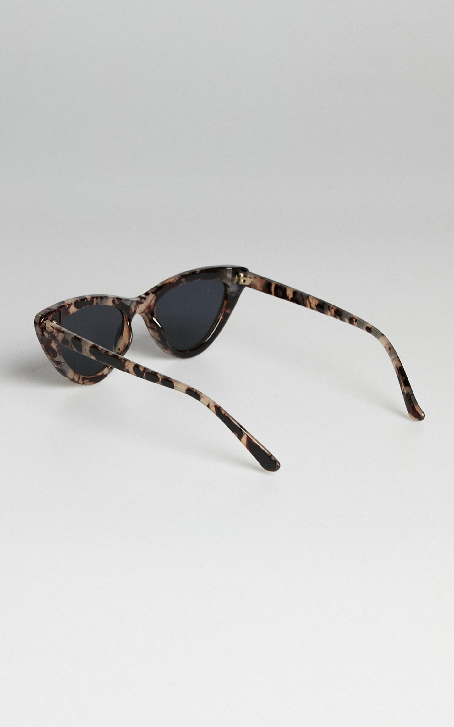 Kayleen Cat Eye Sunglasses in Tortoiseshell