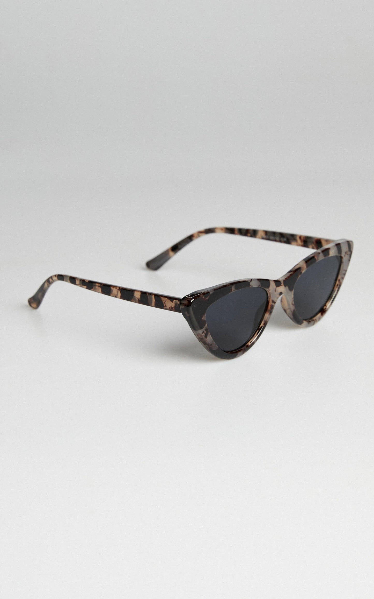 Kayleen Cat Eye Sunglasses in Tortoiseshell
