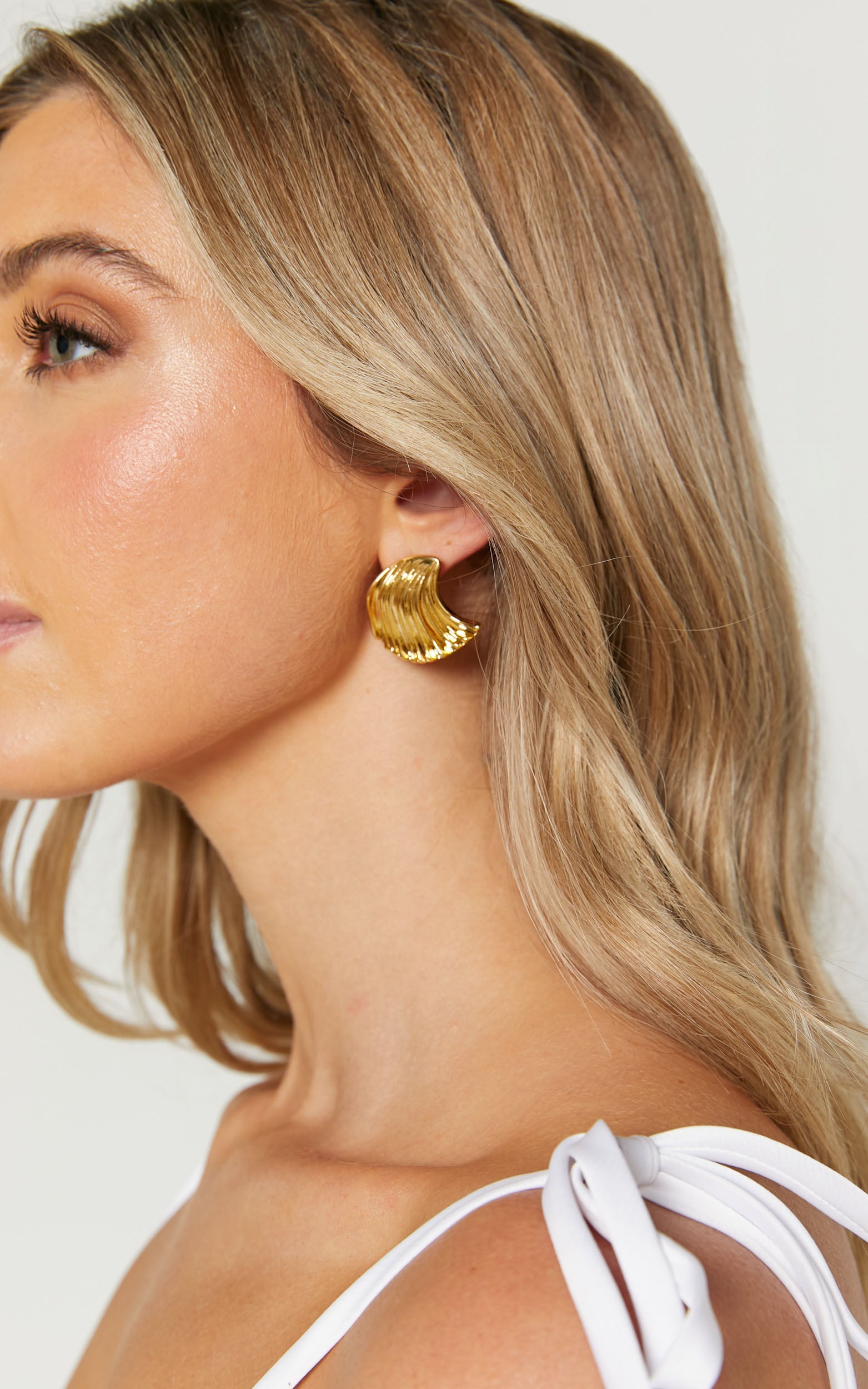 Liv Shell Earrings in Gold