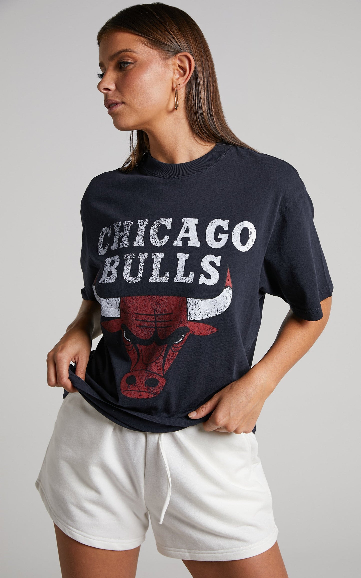 Mitchell & Ness - Chicago Bulls Vintage Big Logo Tee in Faded Black