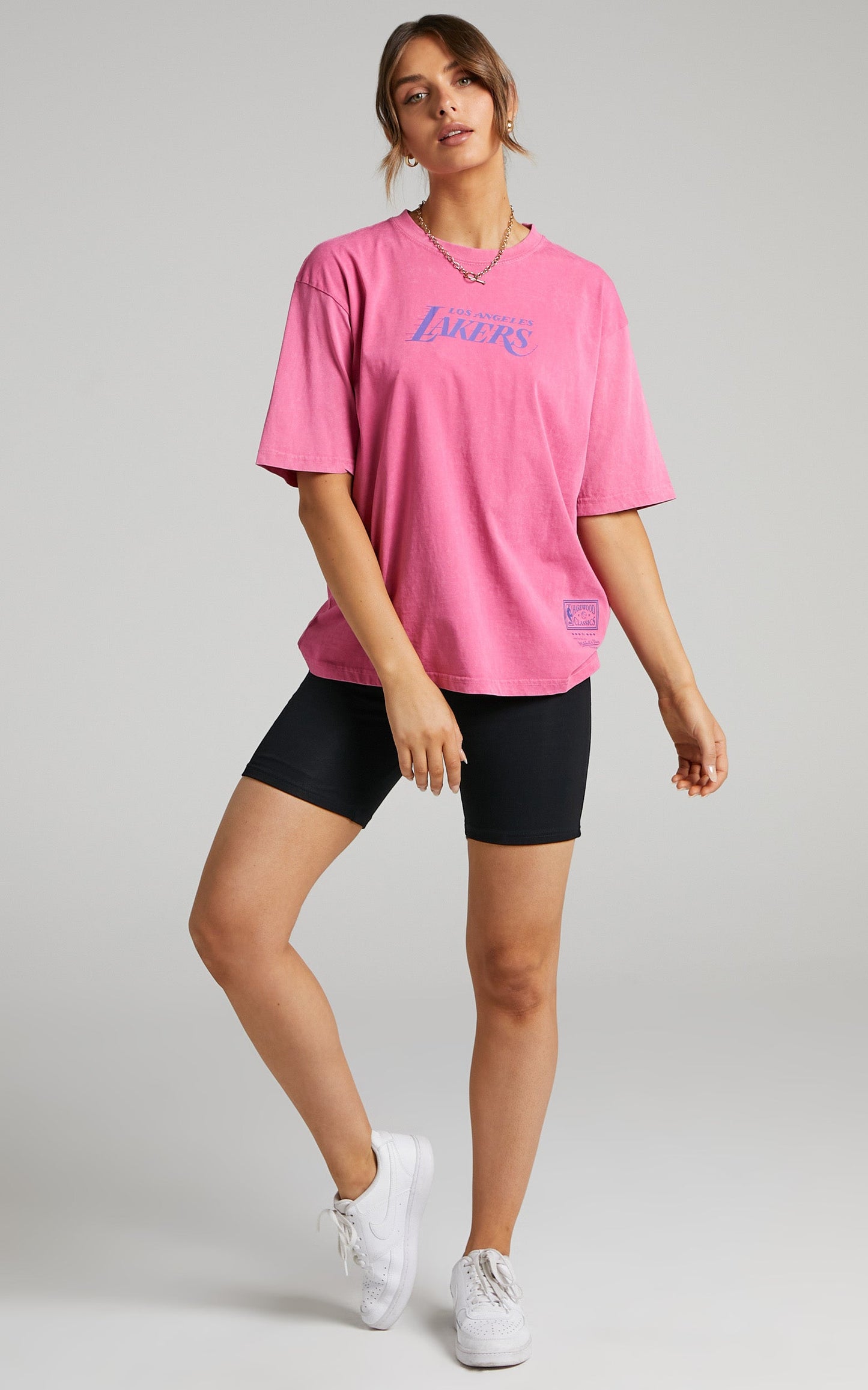 Mitchell & Ness - Lakers Little Locker Room Logo Tee in Rose