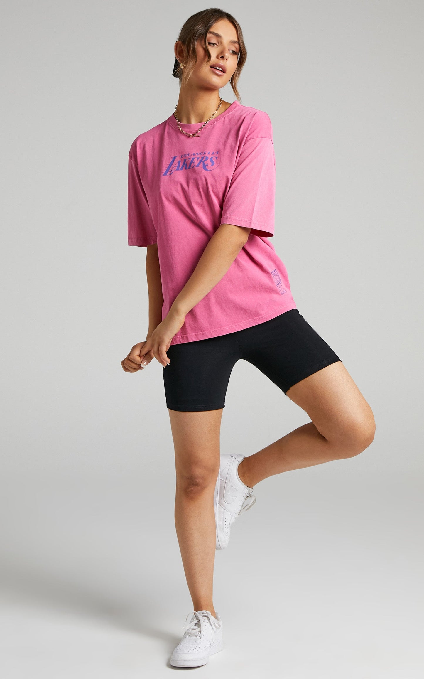 Mitchell & Ness - Lakers Little Locker Room Logo Tee in Rose