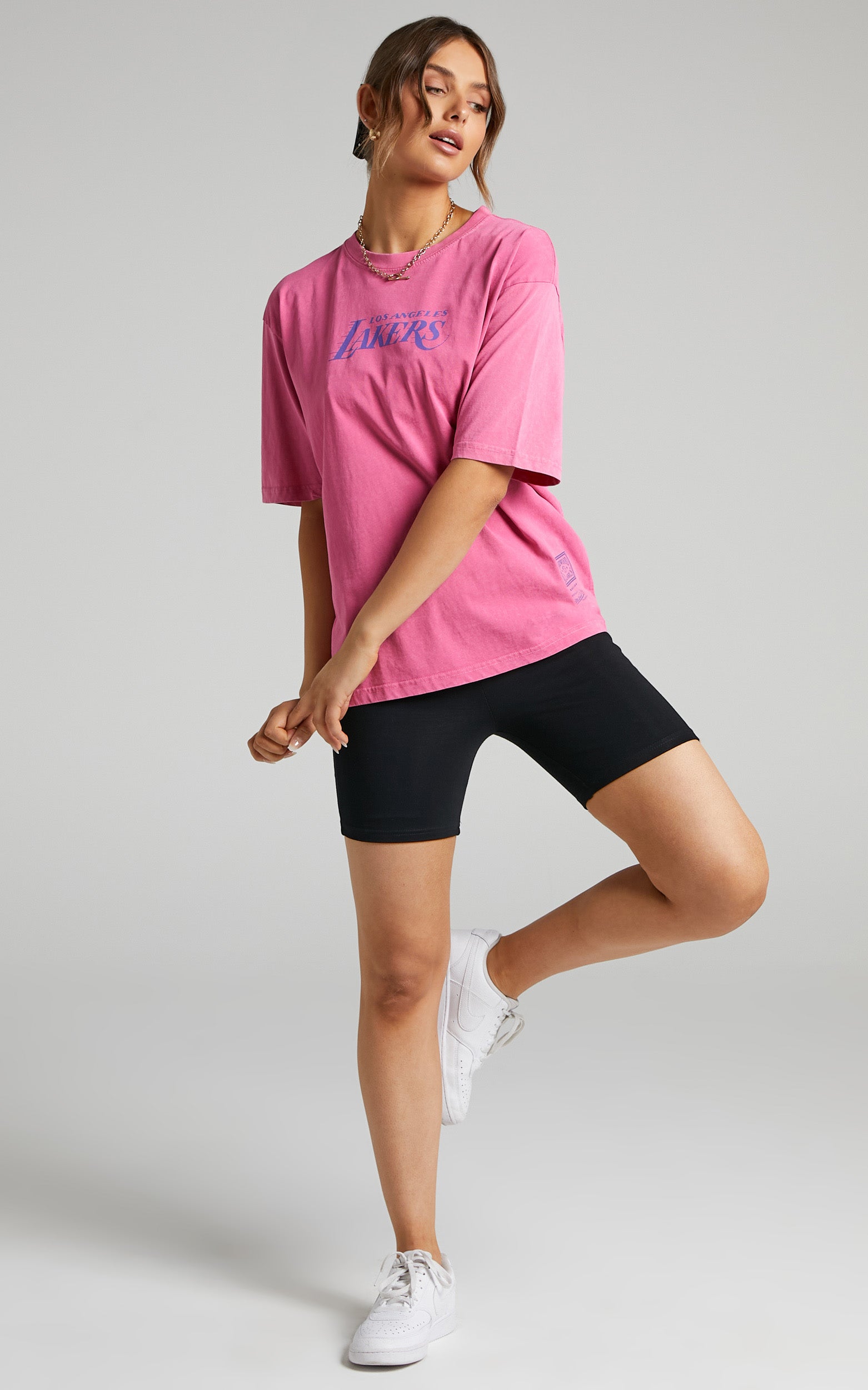 Mitchell & Ness - Lakers Little Locker Room Logo Tee in Rose