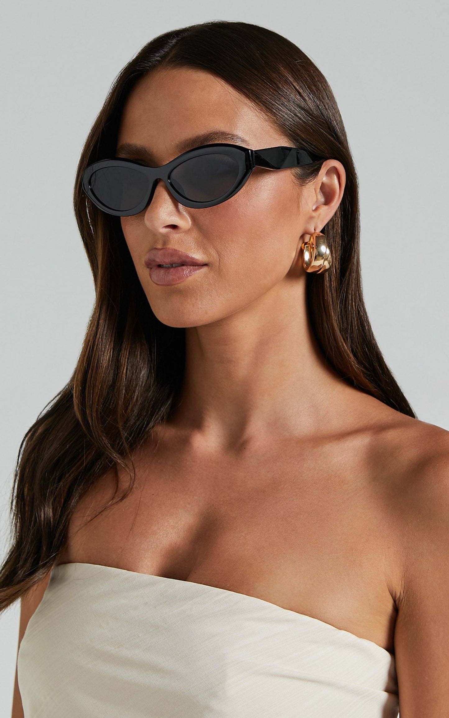 Naomi Sunglasses - Oval Sunglasses in Black