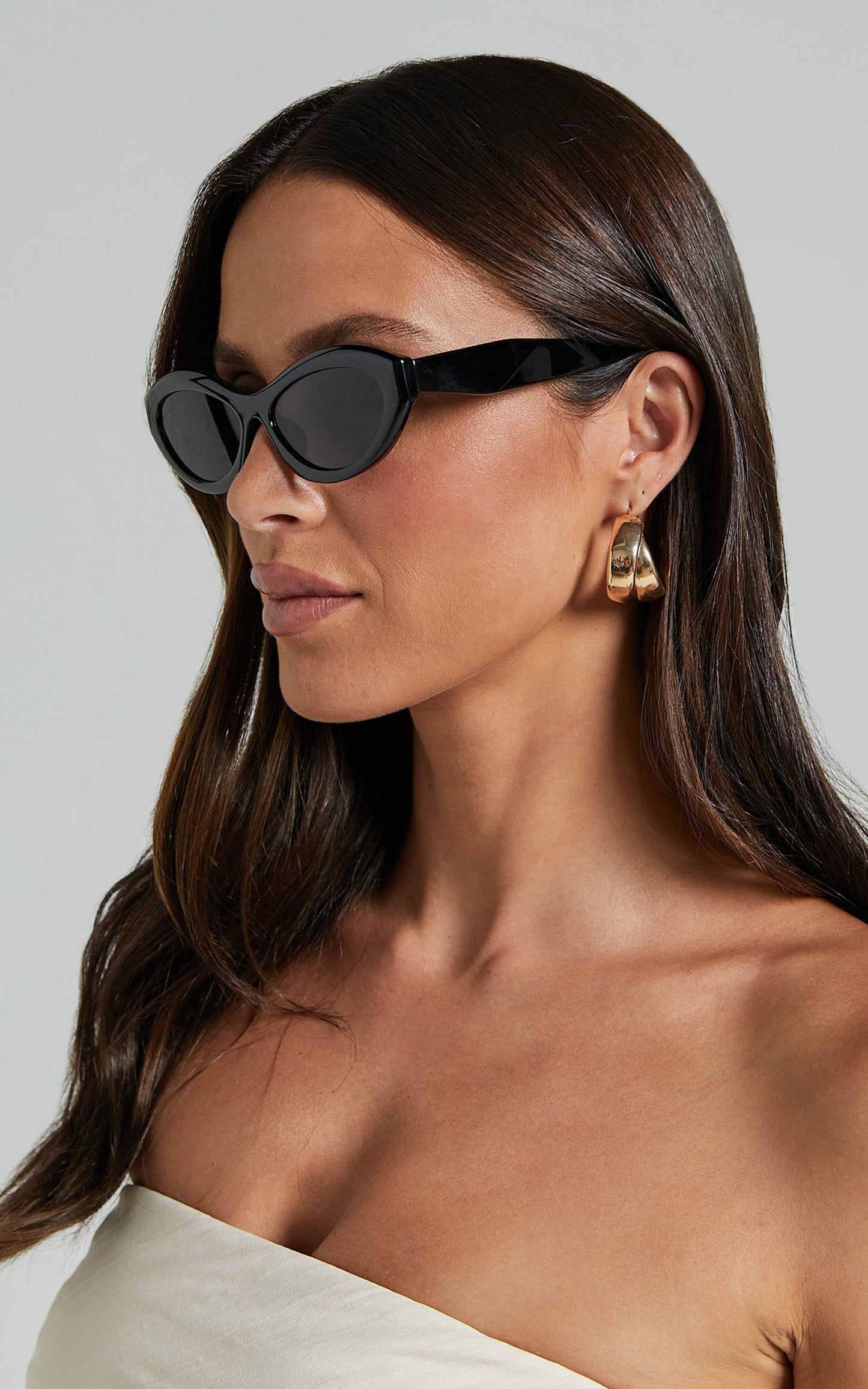 Naomi Sunglasses - Oval Sunglasses in Black