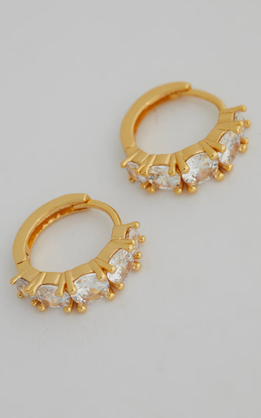 Petronella Diamante Huggie Hoops in Gold