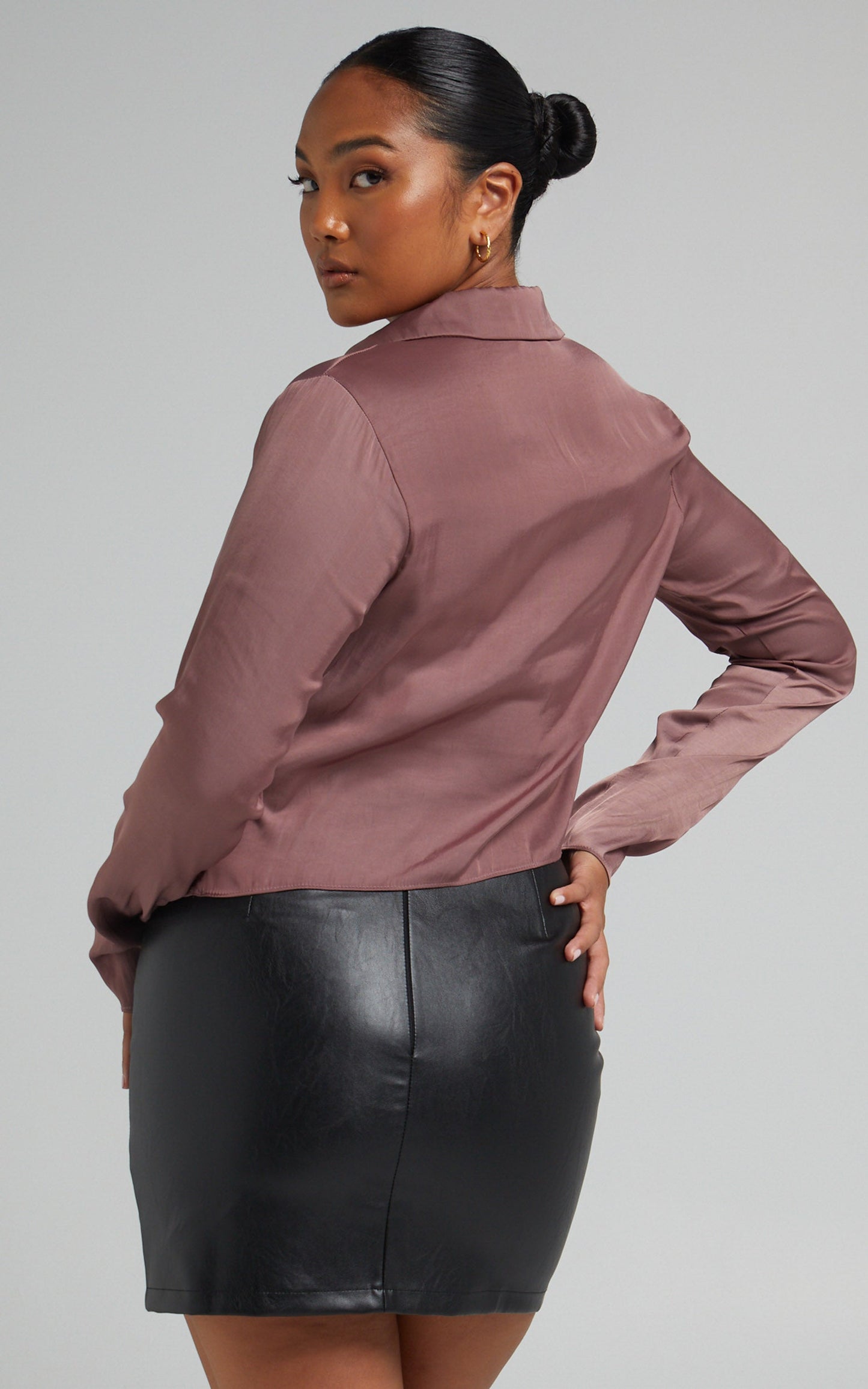 Elexis Top - Twist Front Long Sleeve Top in Mushroom