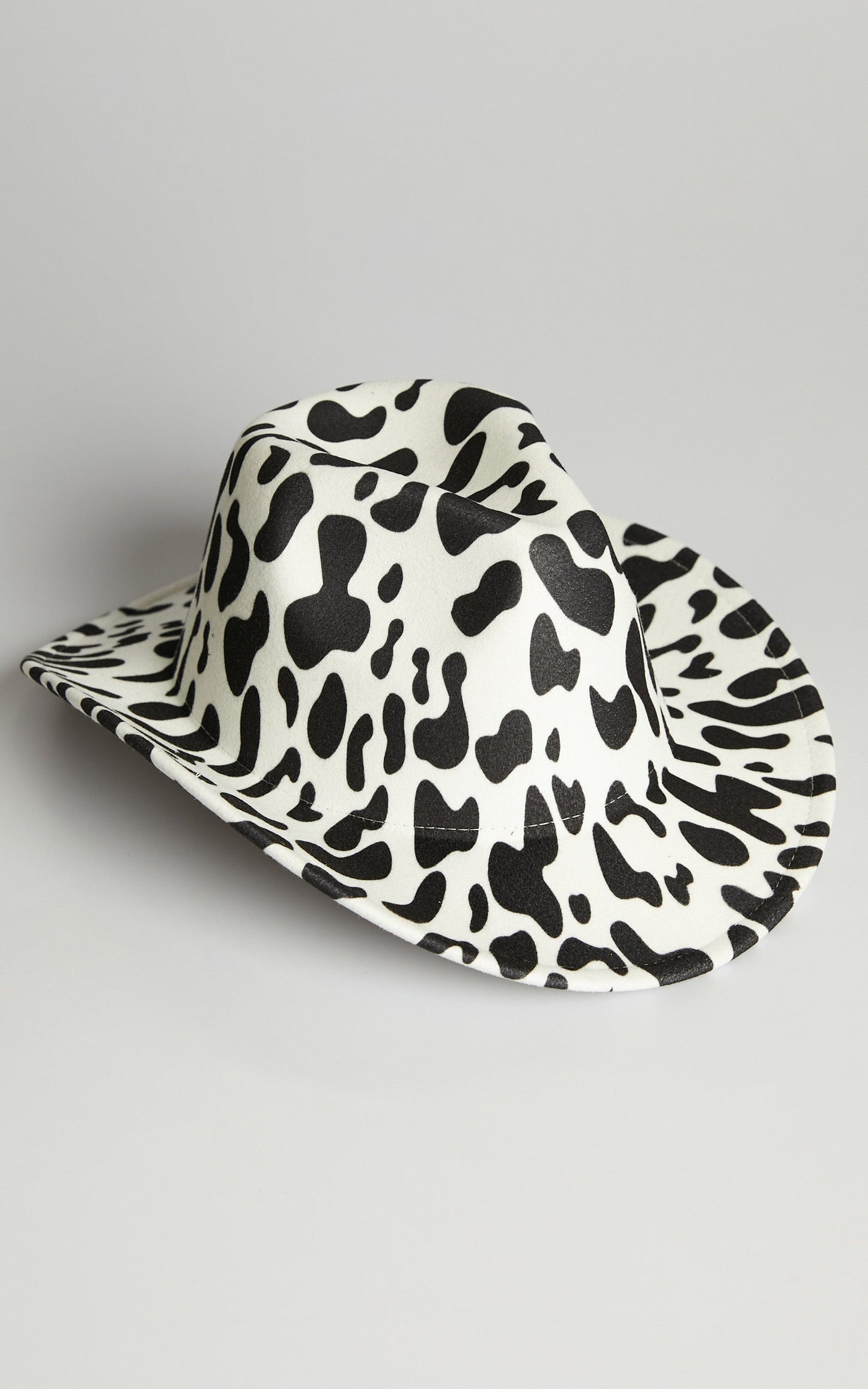 Remmie Hat in Black and white