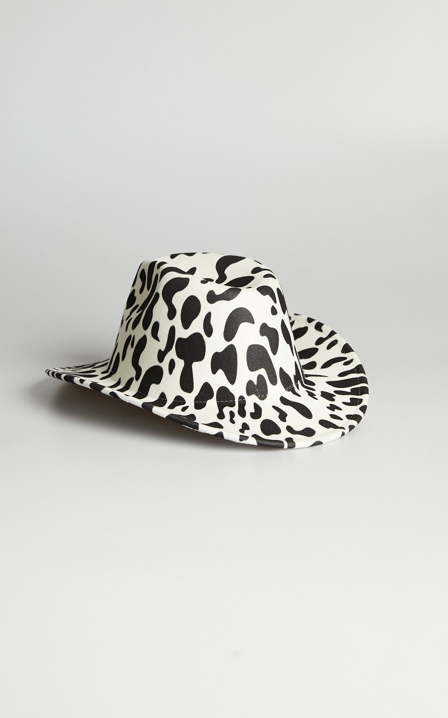Remmie Hat in Black and white
