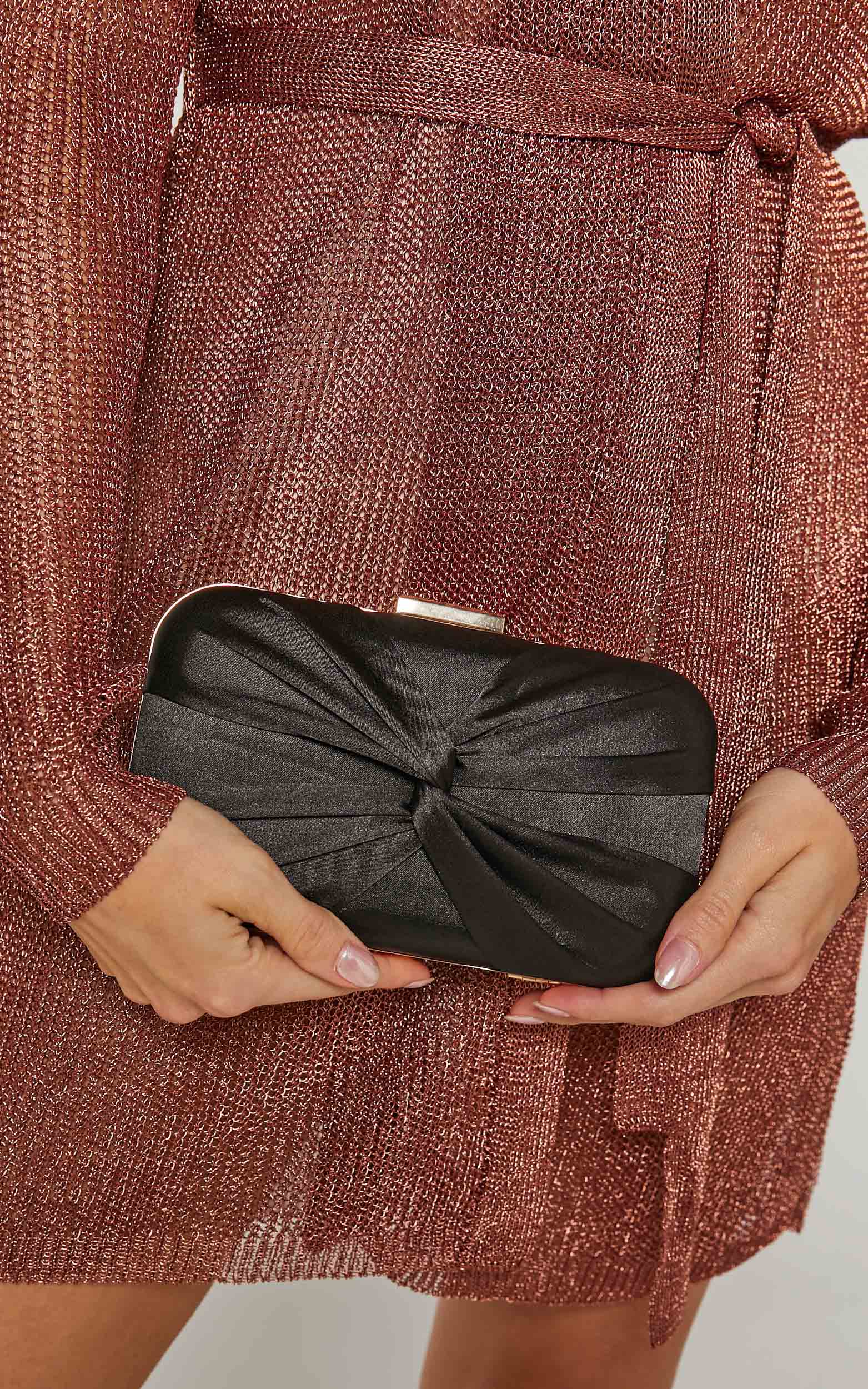SOHO TWIST CLUTCH in Black