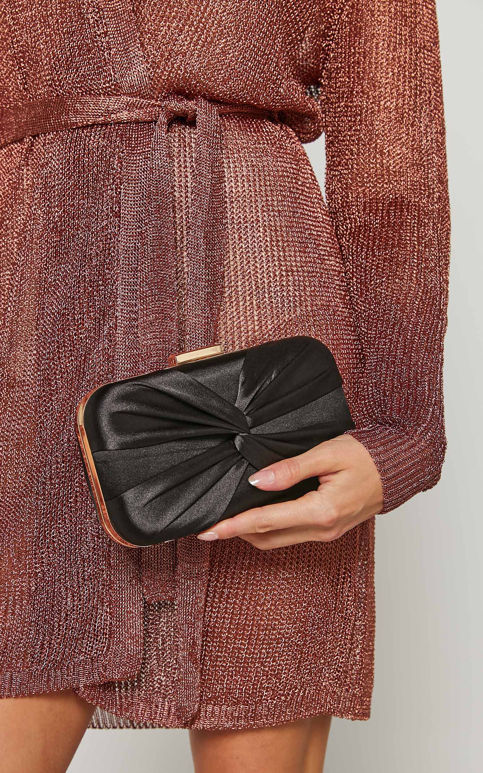 SOHO TWIST CLUTCH in Black