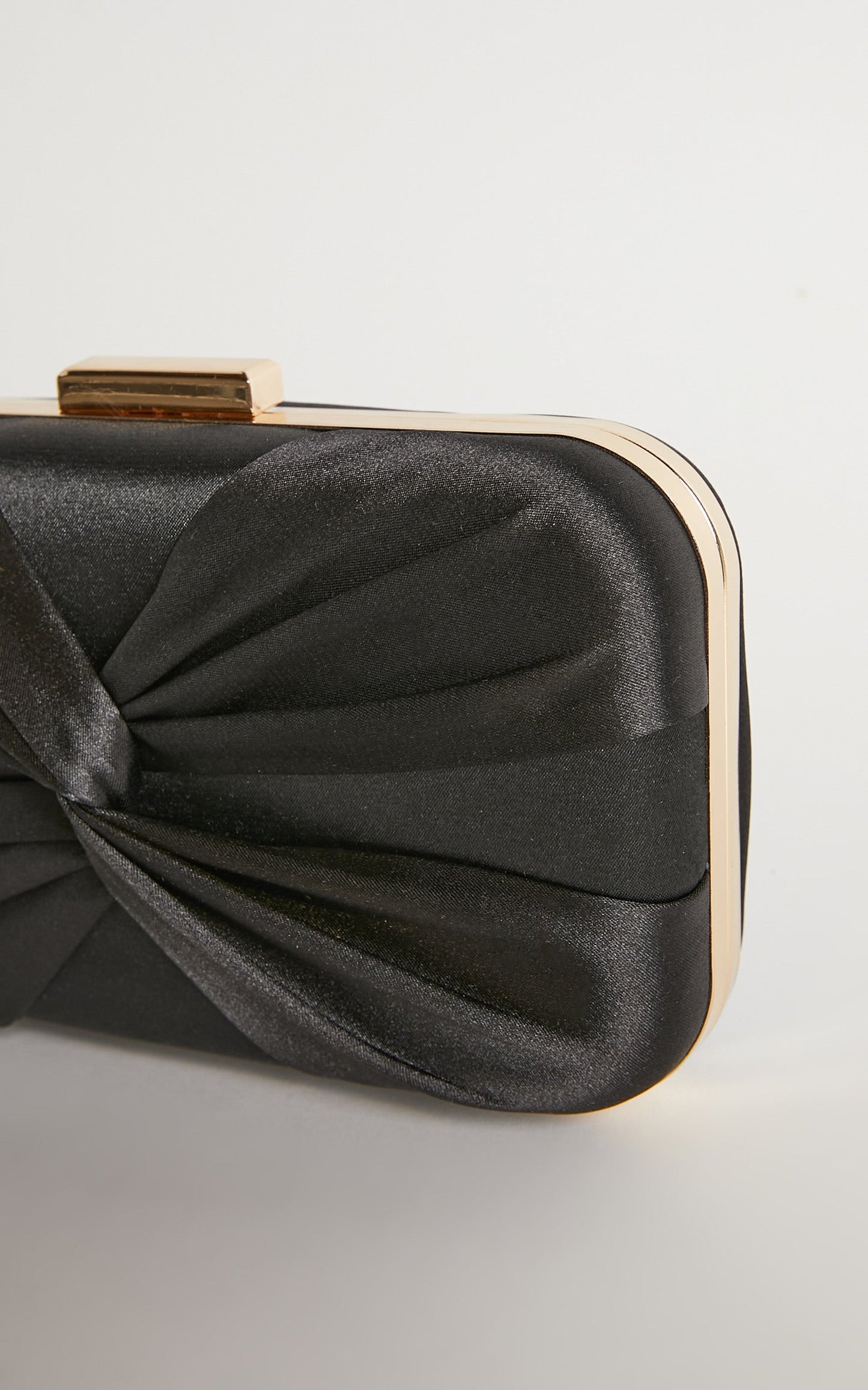 SOHO TWIST CLUTCH in Black