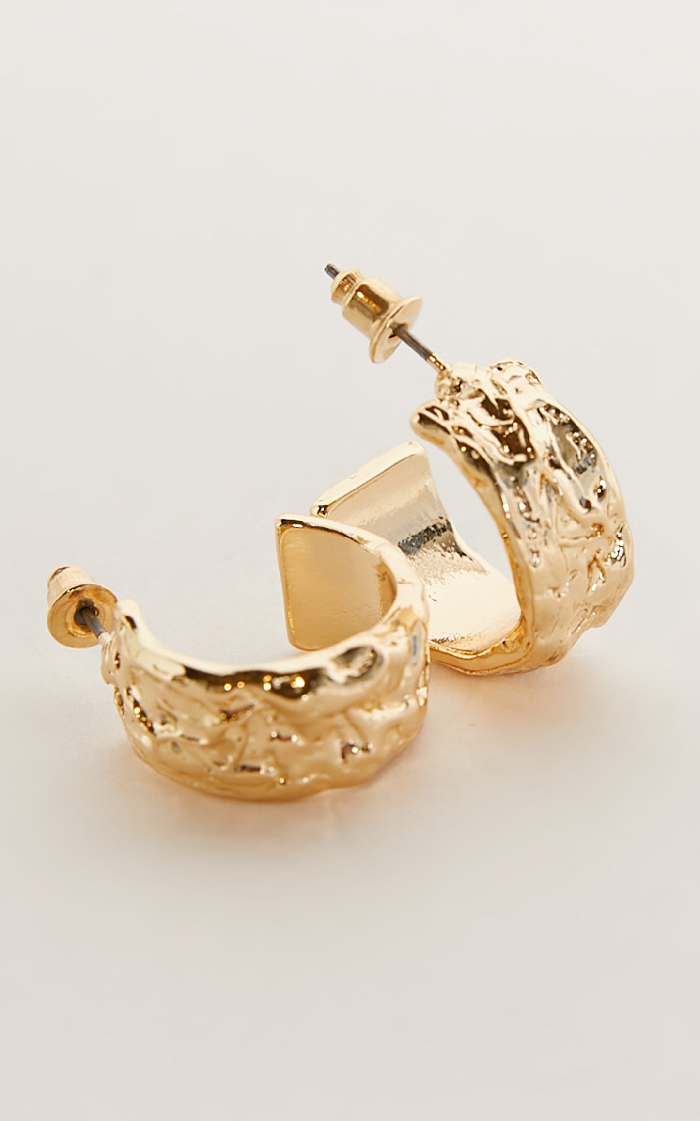 Suki Textured Hoop Earrings in Gold