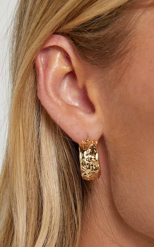 Suki Textured Hoop Earrings in Gold