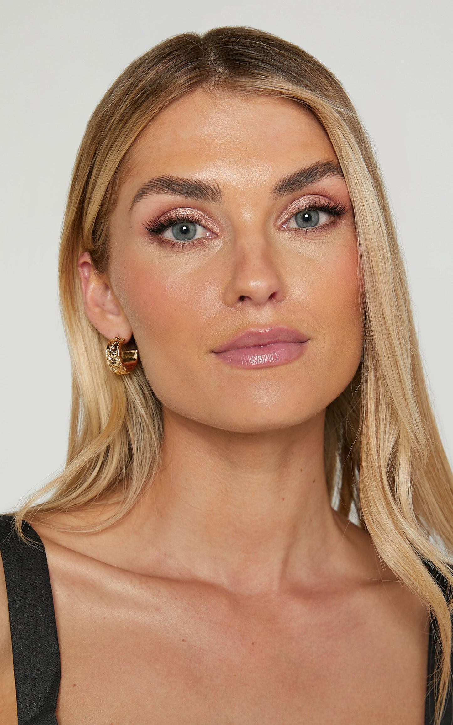 Suki Textured Hoop Earrings in Gold