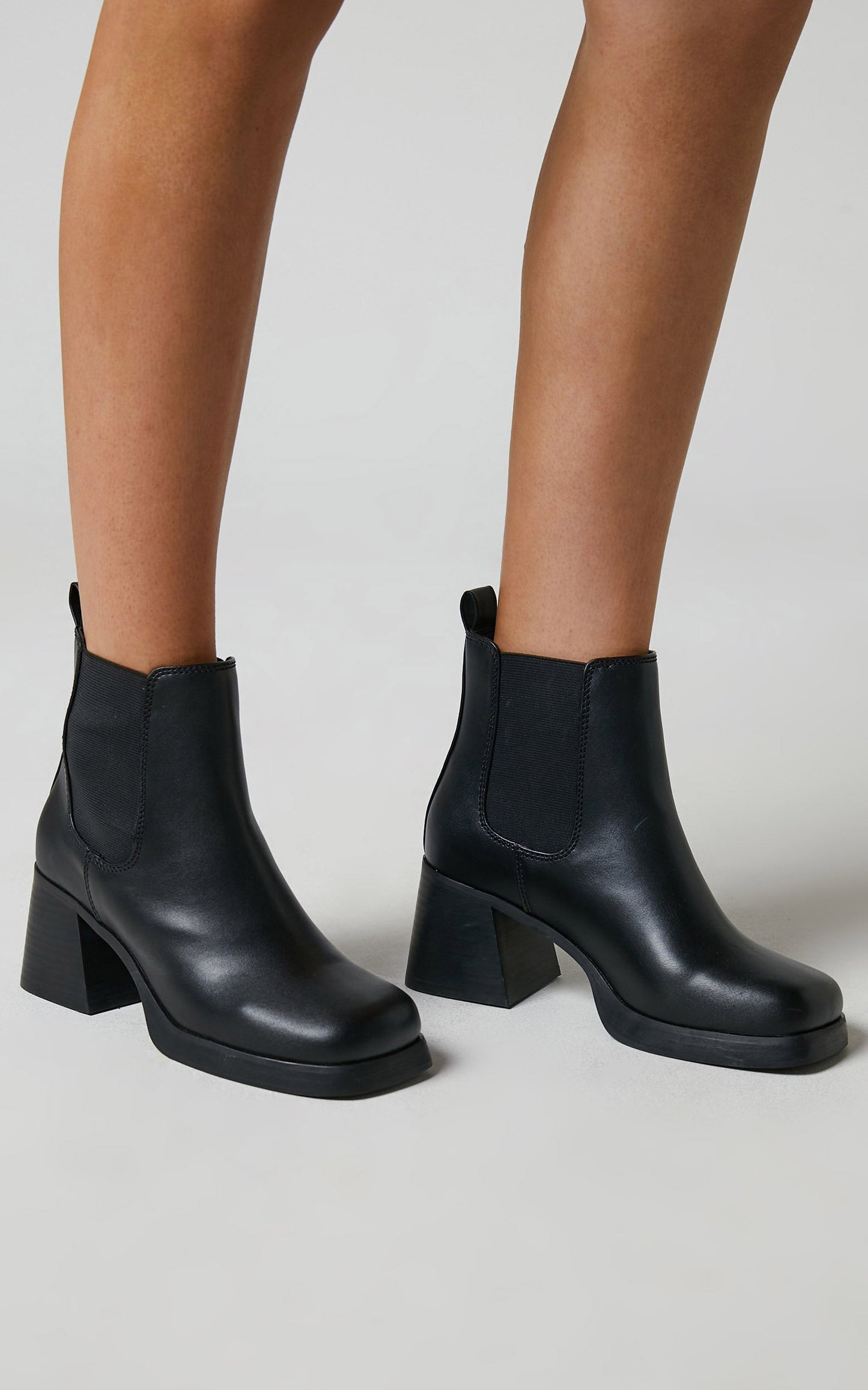 Therapy - Defy Boots in Black