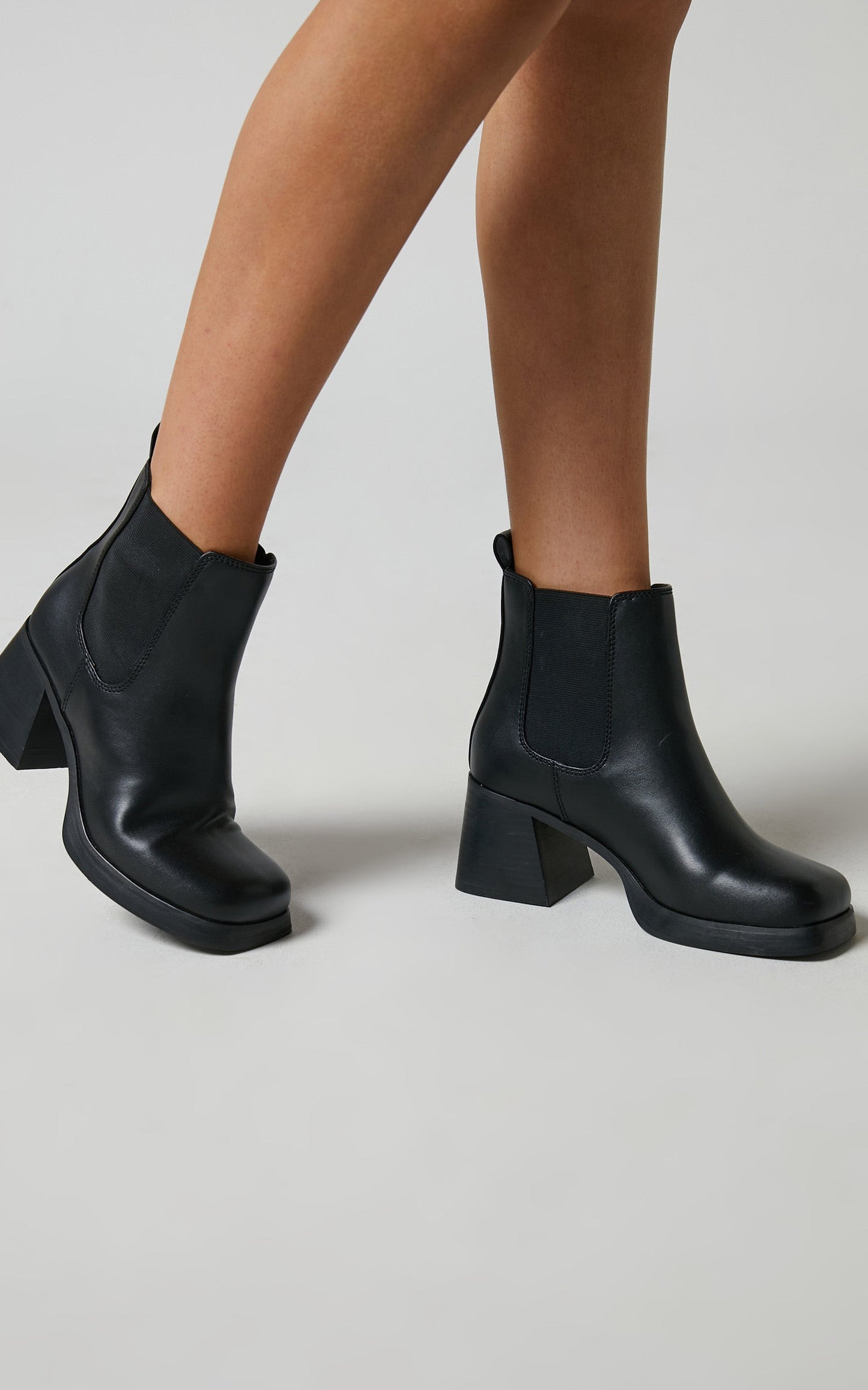 Therapy - Defy Boots in Black