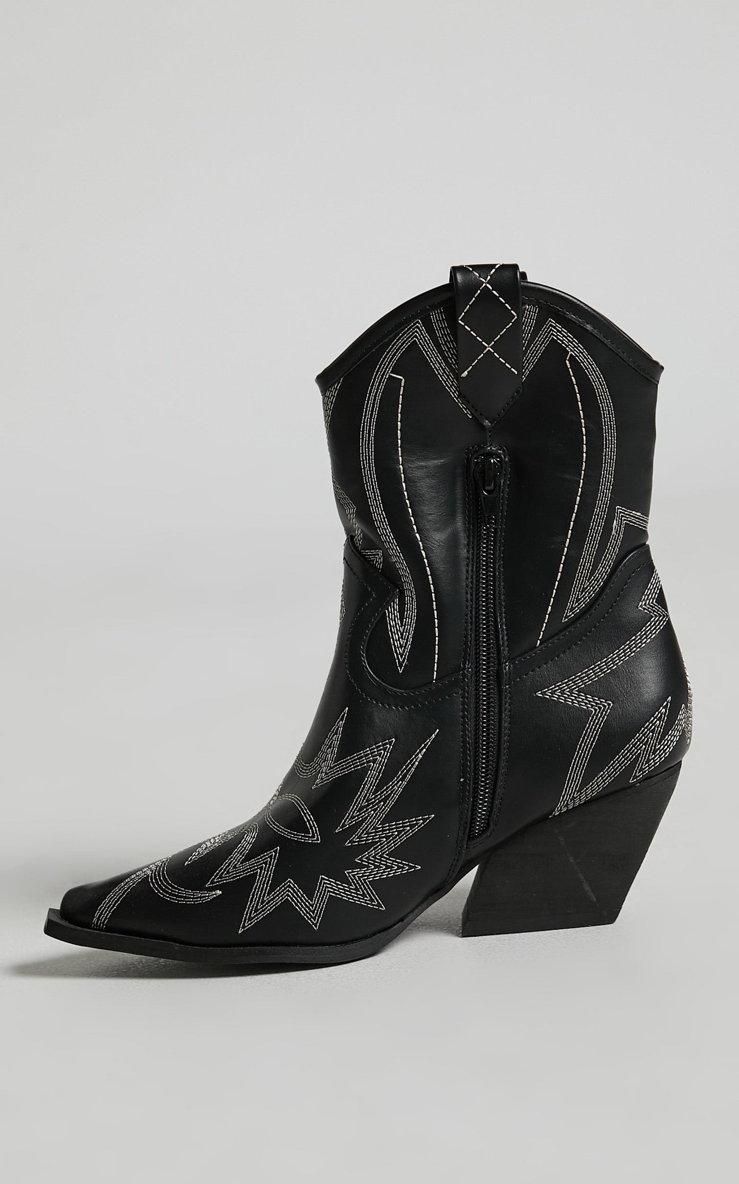 Therapy - Outlaw Boots in Black / White