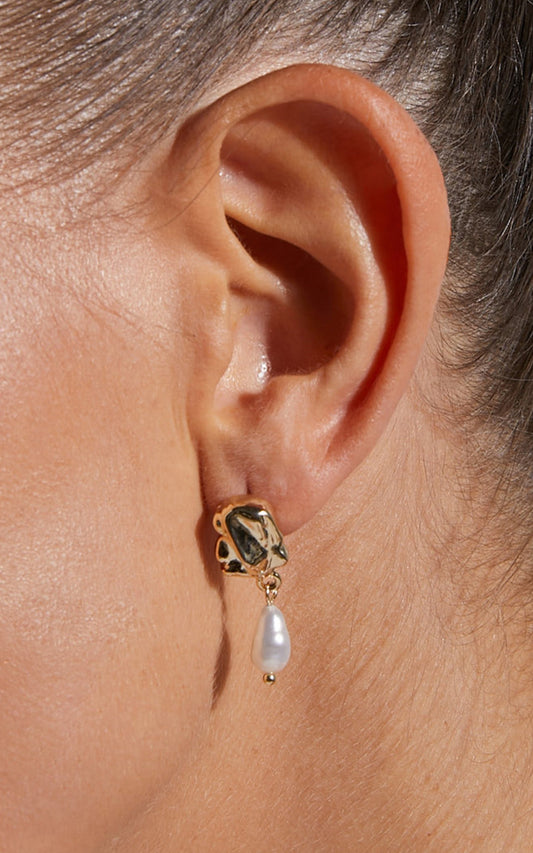 Vaira Pearl Drop Earrings in Gold Pearl