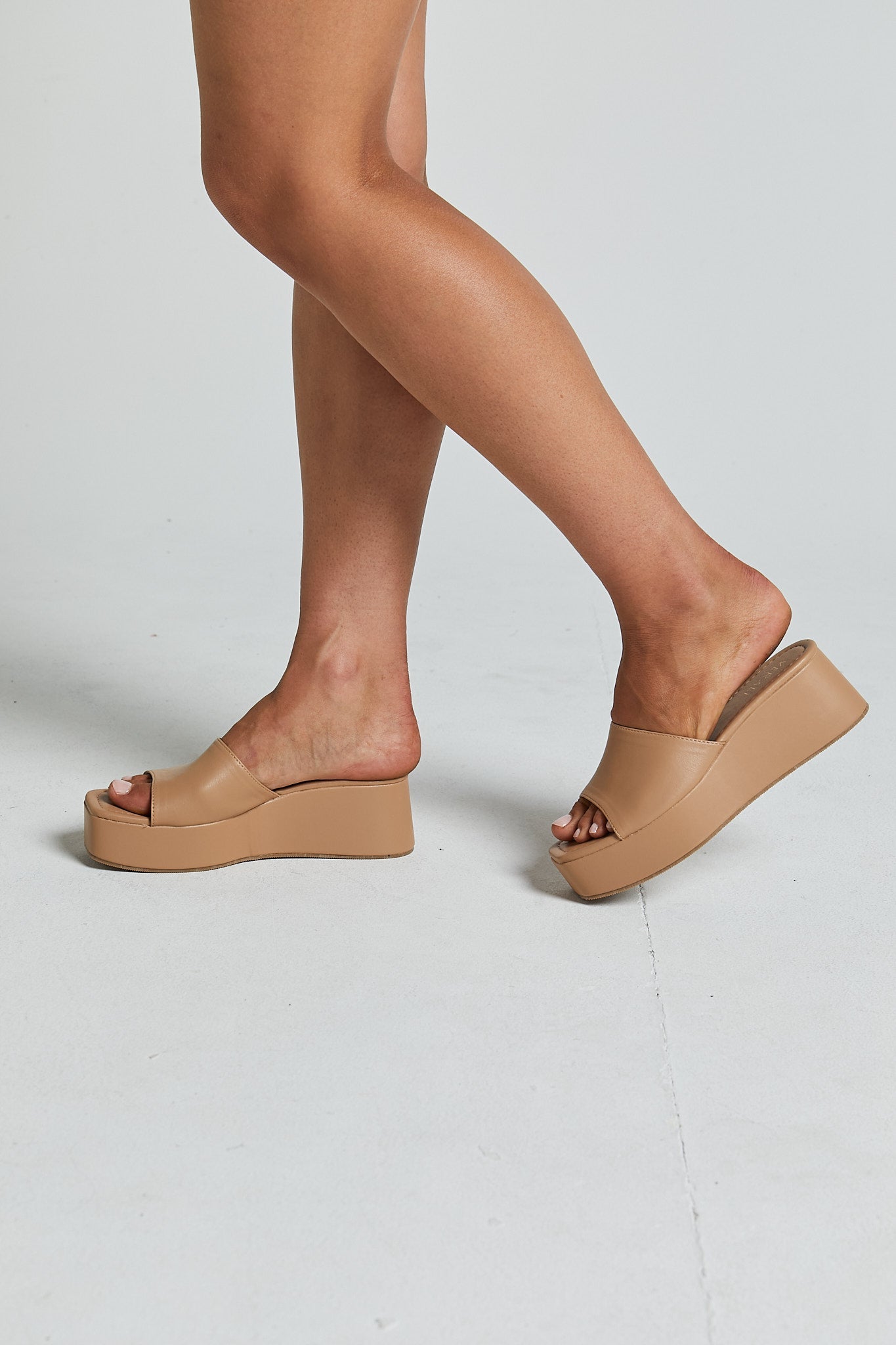 Verali - Millie Wedges in Camel Smooth