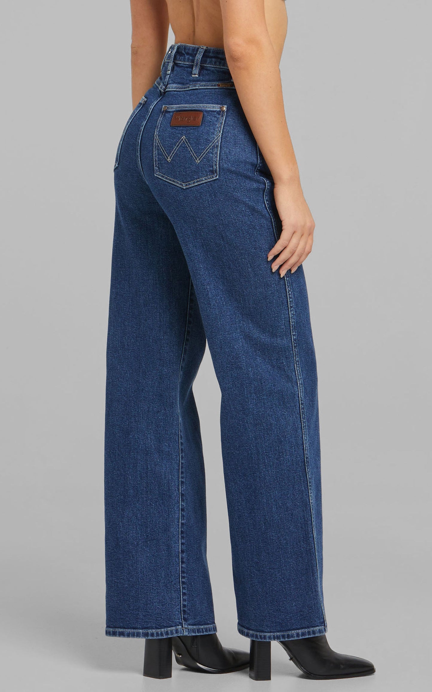 Wrangler - Hi Bells Jeans in Absolute Indigo
