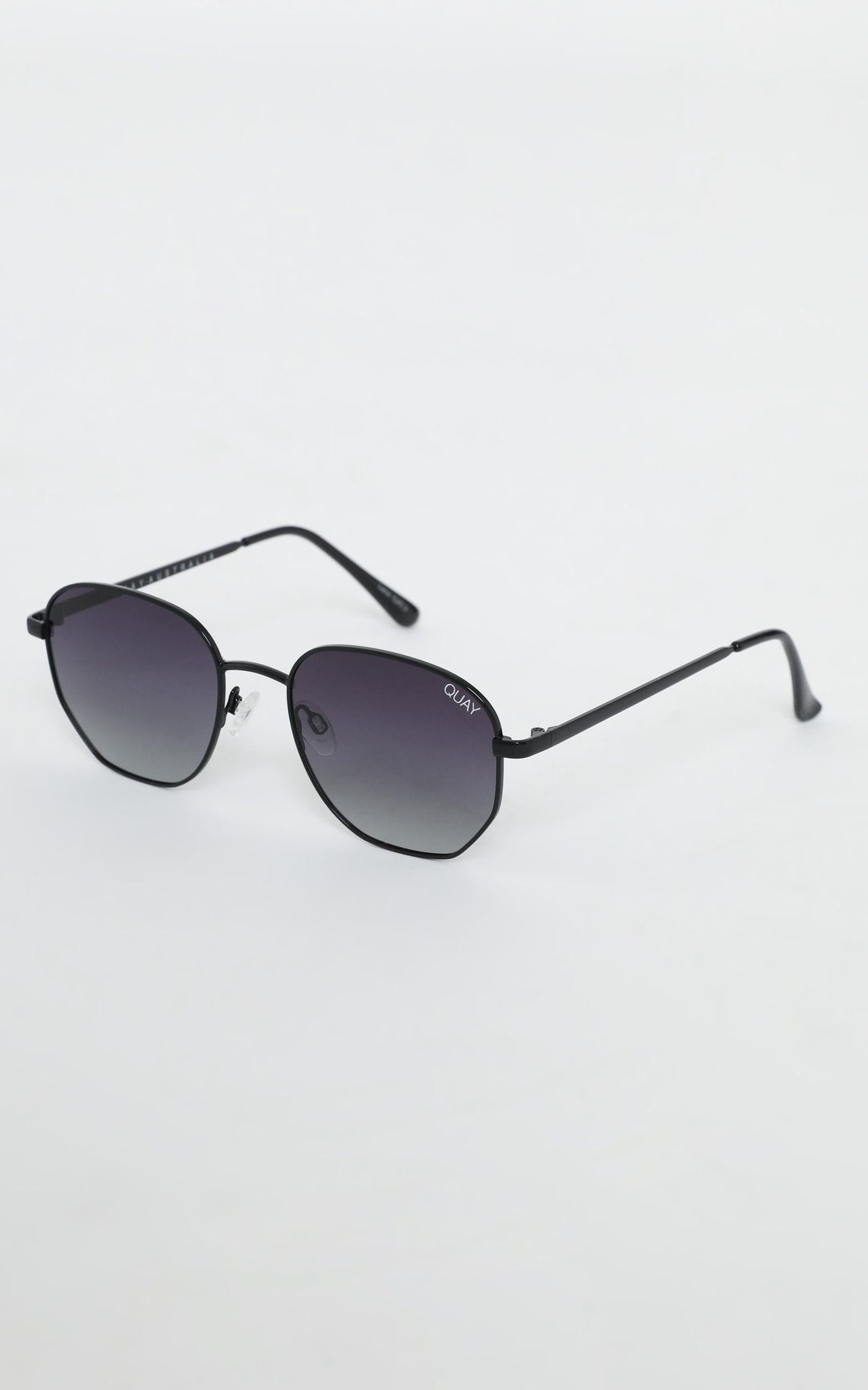 Quay - Big Time Sunglasses In Black and Smoke Lens