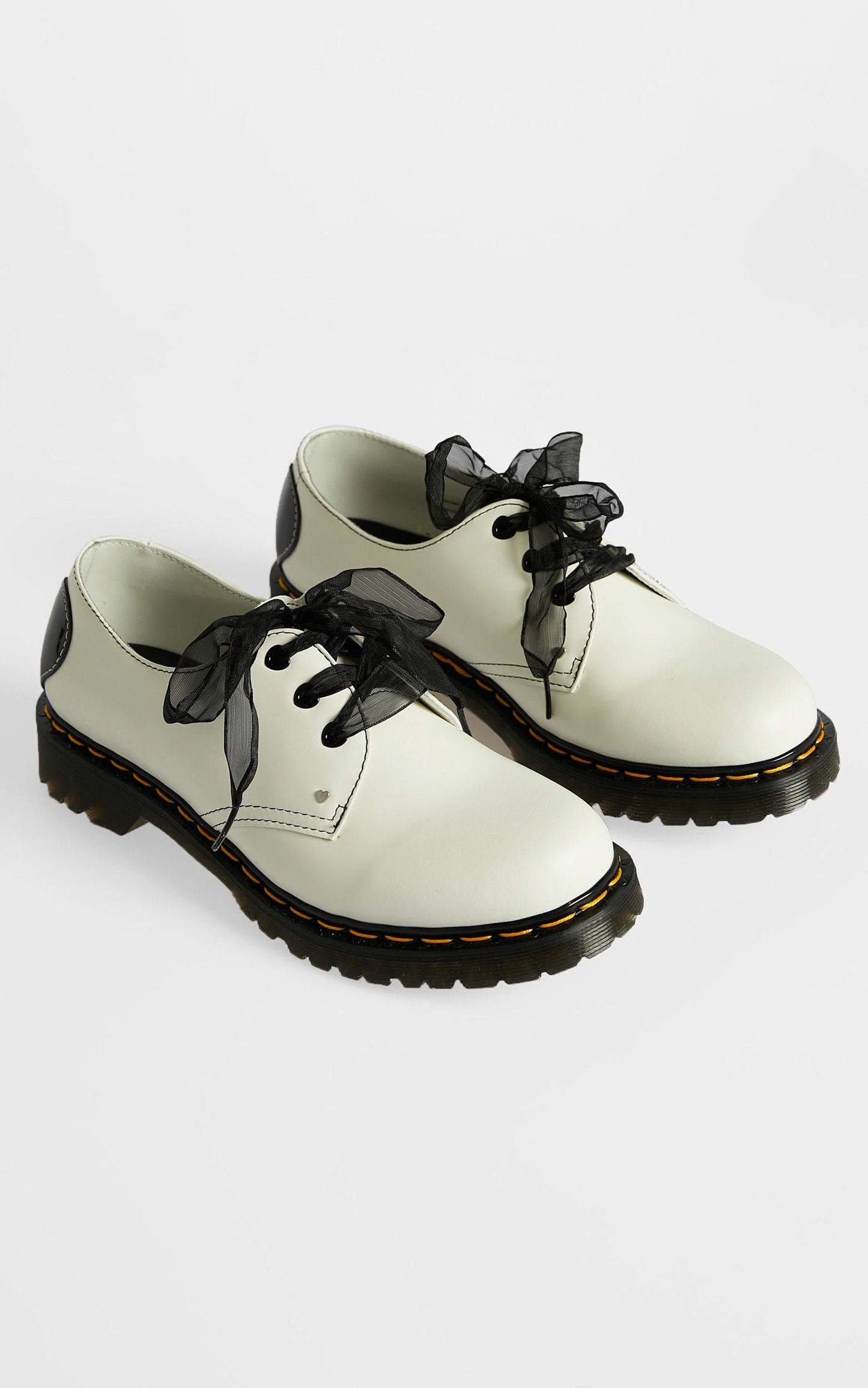 Dr. Martens - 1461 Hearts 3 Eye Shoe in White Smooth & Black Patent Lamper