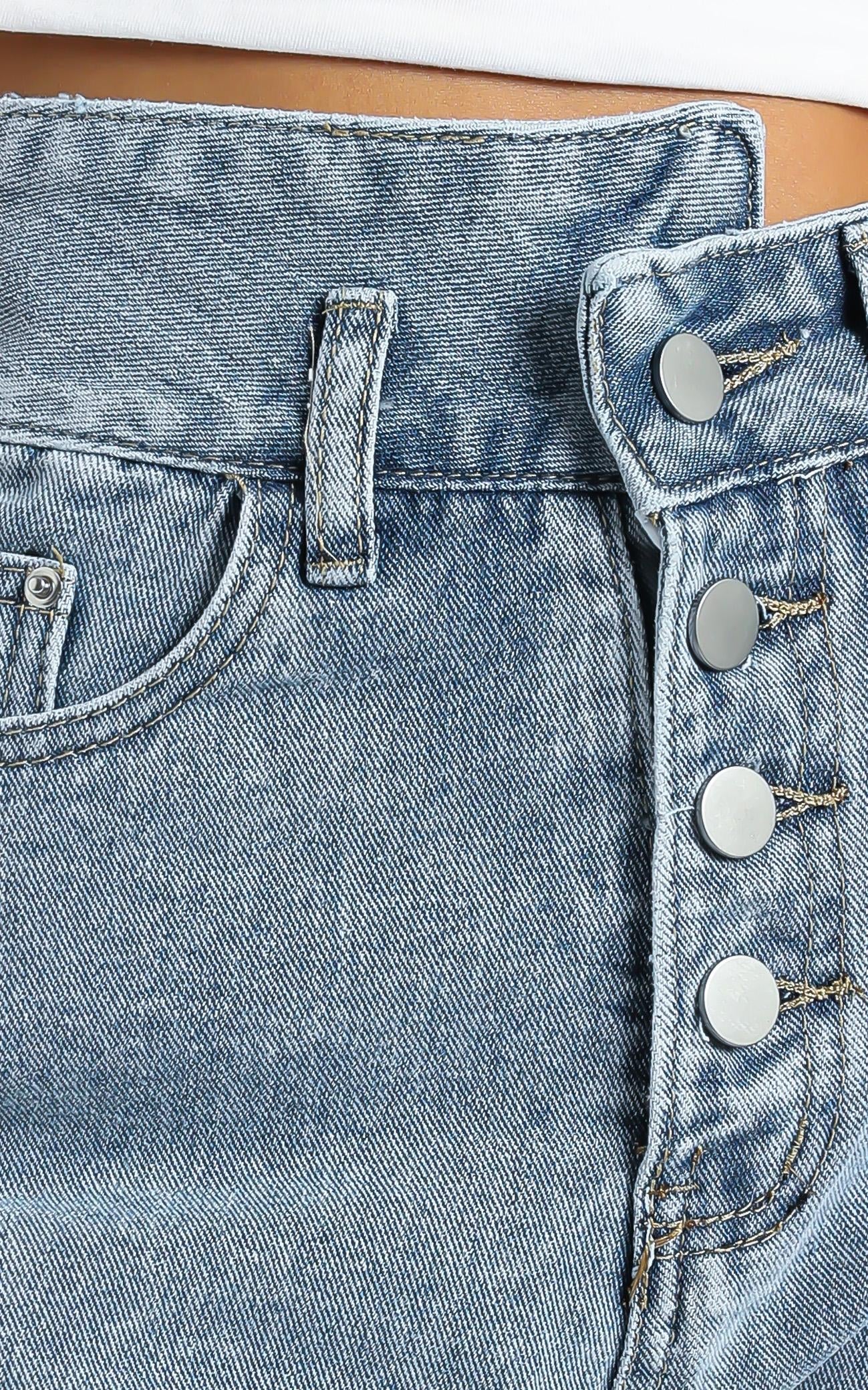 Foenix Shorts in Mid Wash