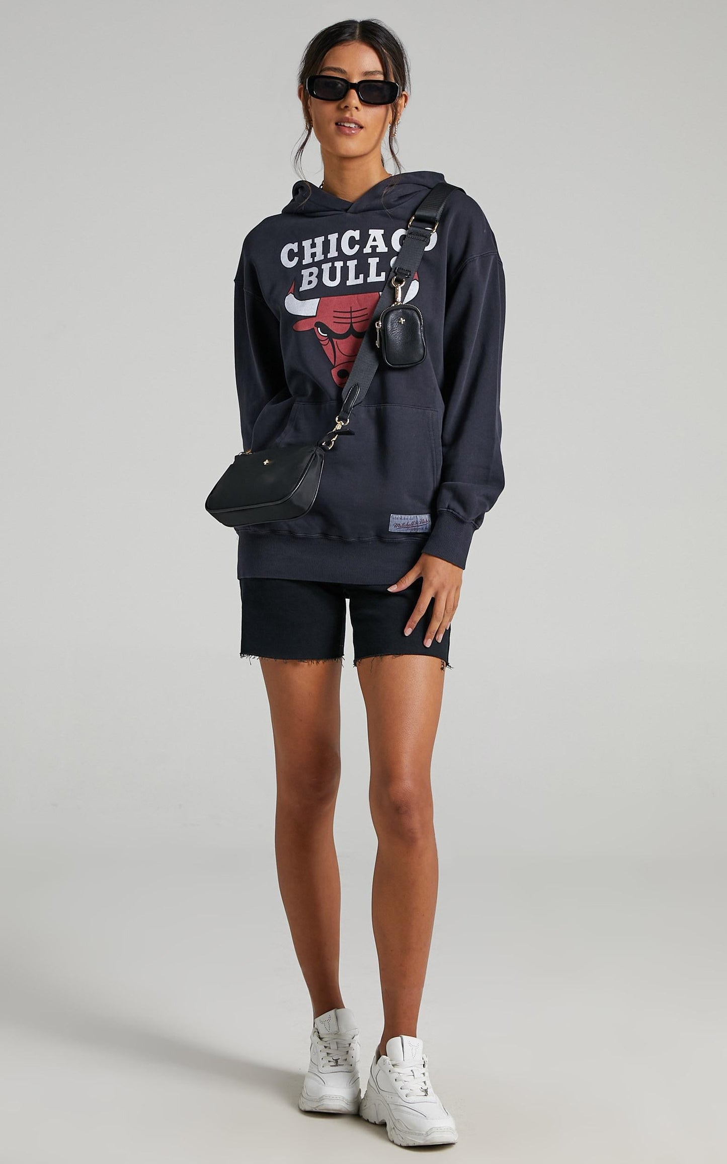 Mitchell & Ness - Vintage Classic Logo Hood Bull in Faded Black
