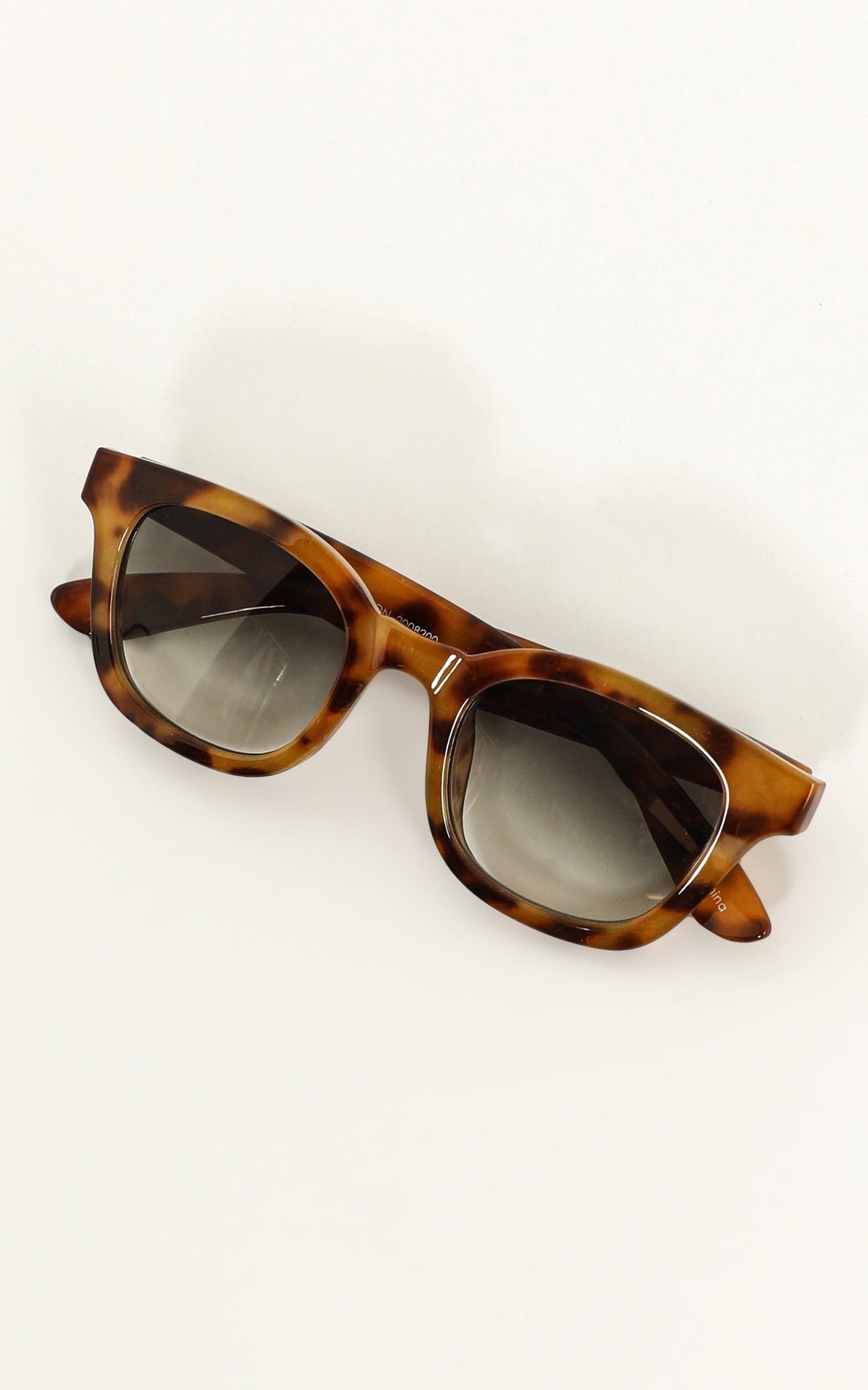 Mink Pink - Horizon Sunglasses In Vintage Tort And Khaki Grad