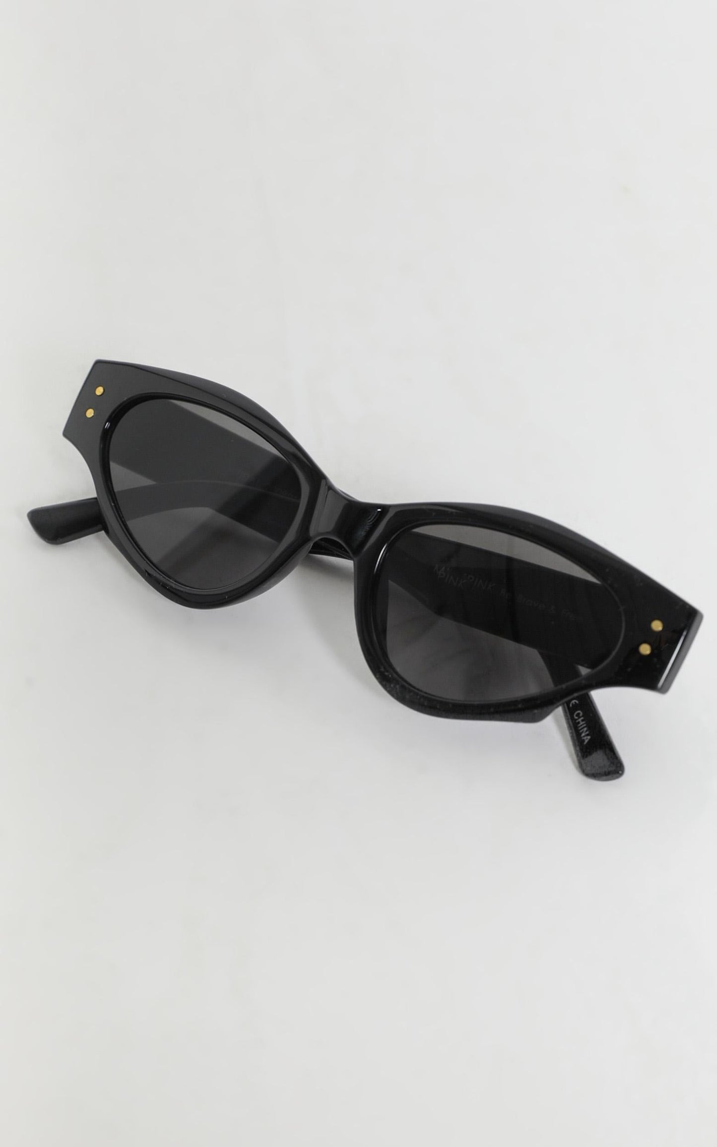 Mink Pink - Tidal Sunglasses in black and smoke mono