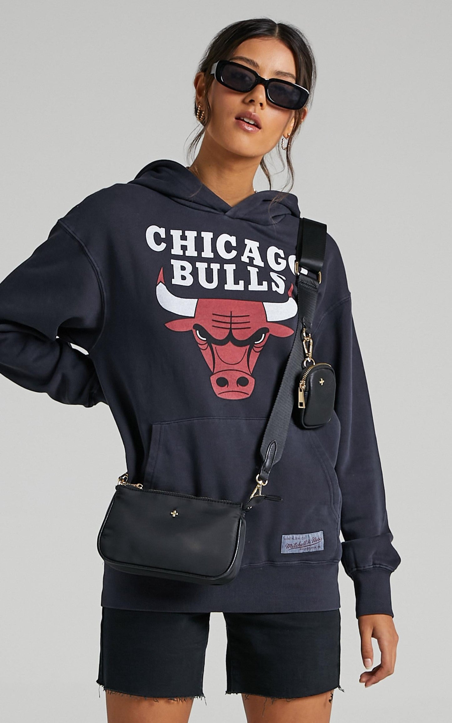Mitchell & Ness - Vintage Classic Logo Hood Bull in Faded Black