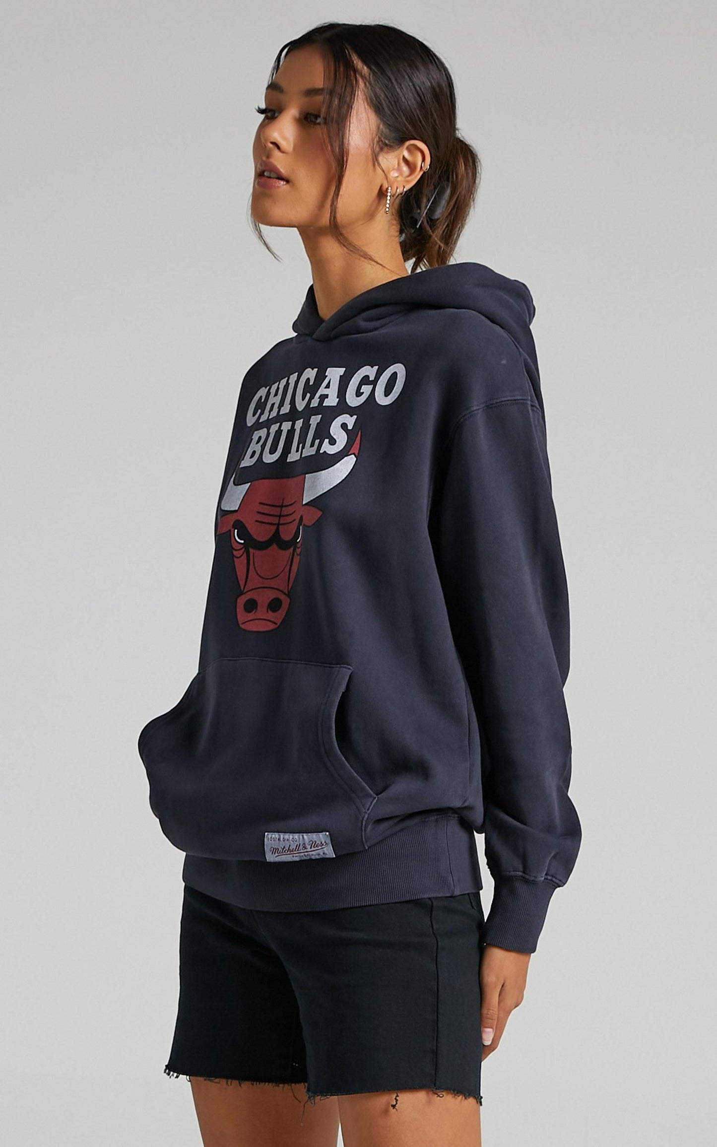Mitchell & Ness - Vintage Classic Logo Hood Bull in Faded Black
